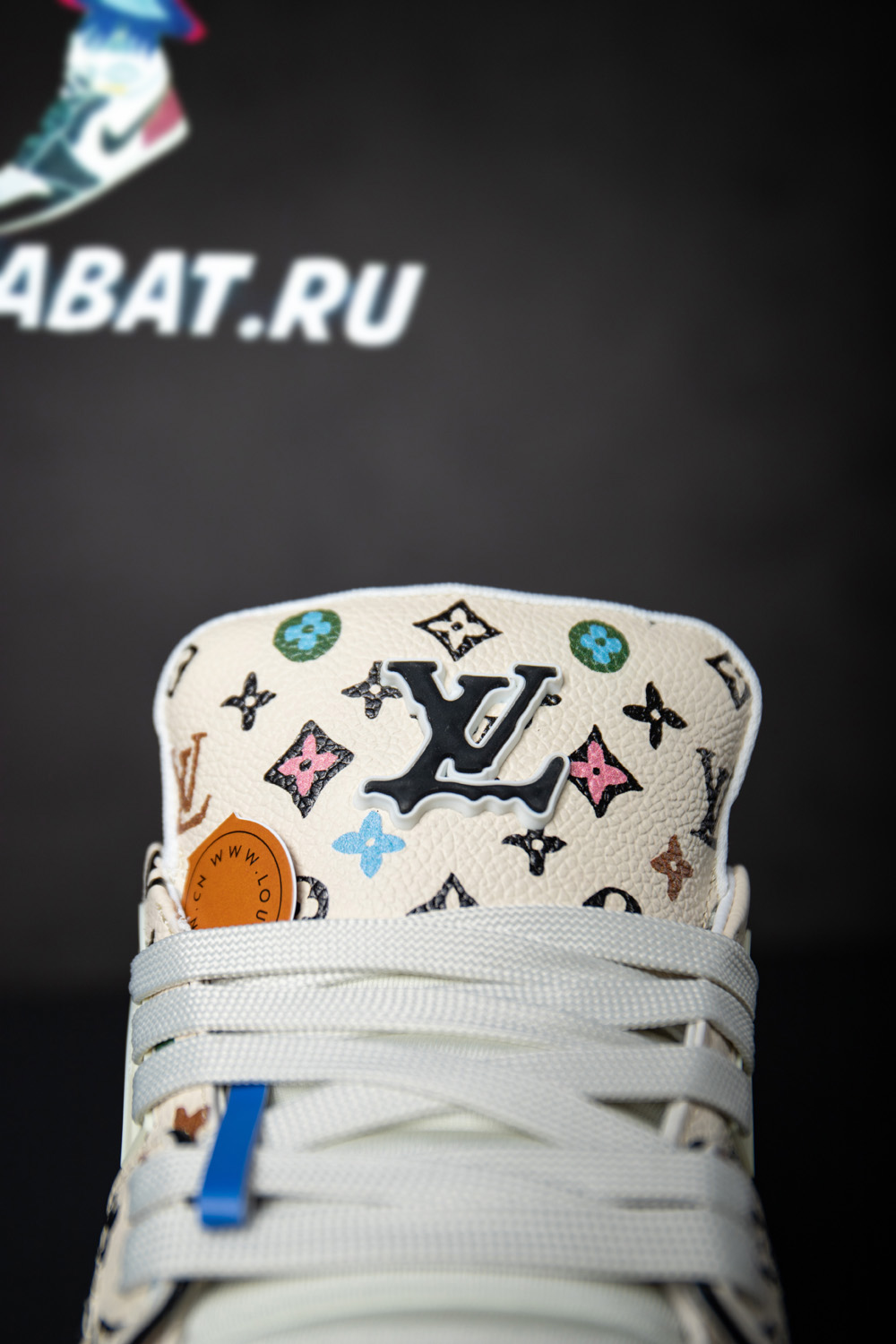 l0*is V*t0n trainer beige