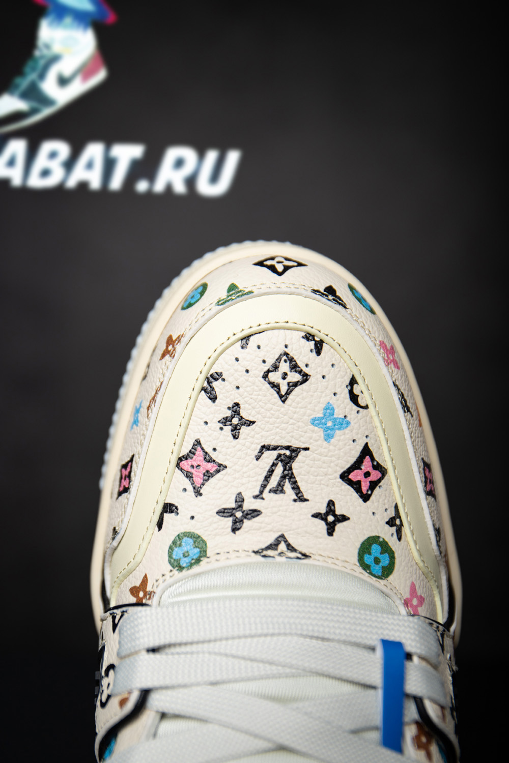 l0*is V*t0n trainer beige