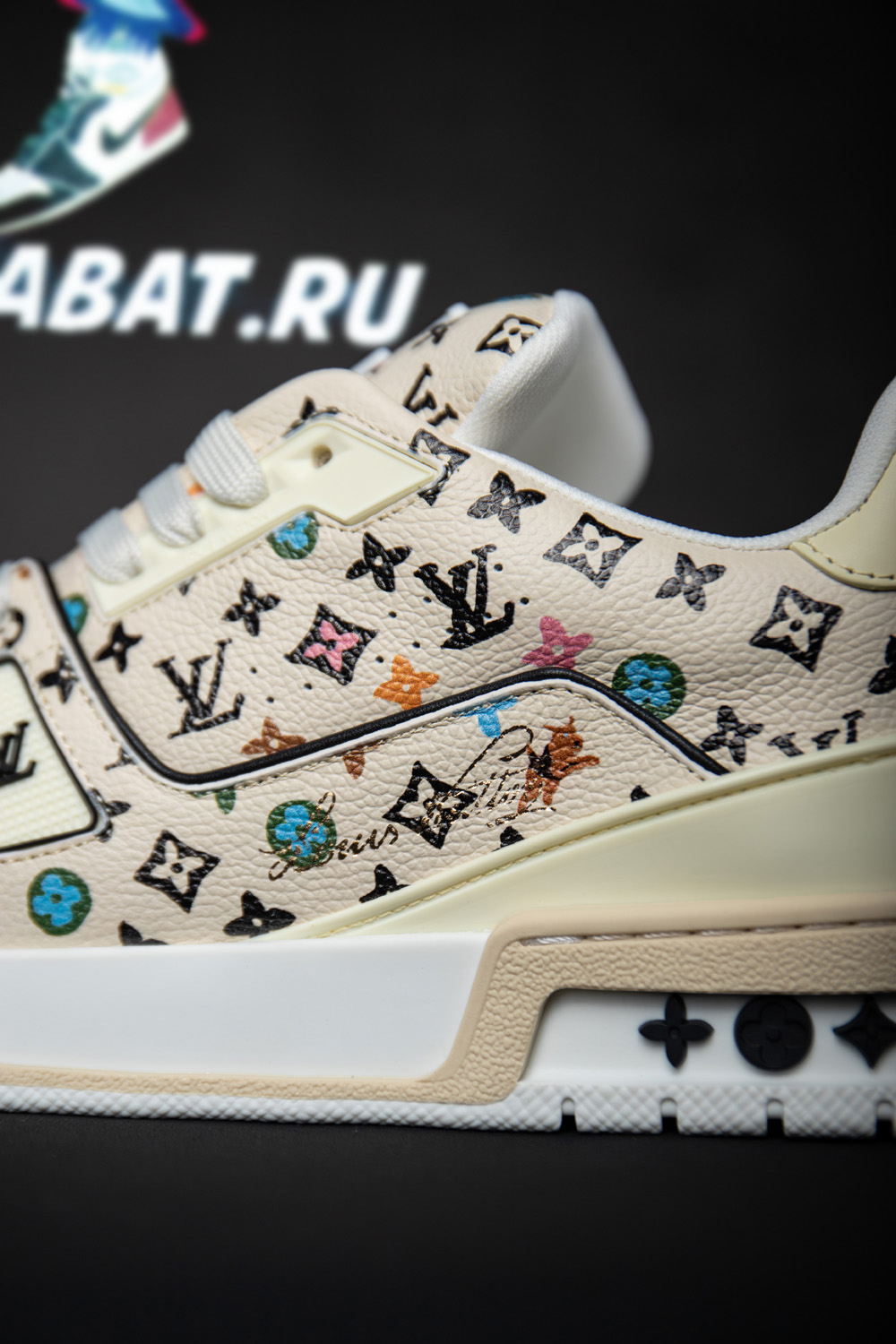 l0*is V*t0n trainer beige