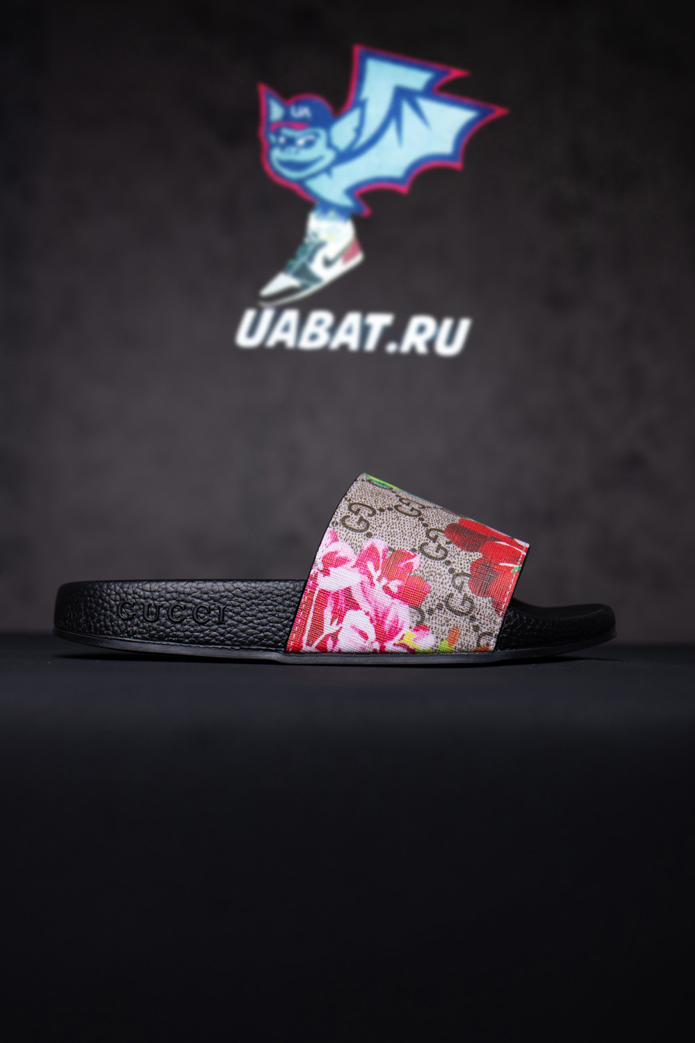 G*u*i floral slide sandals