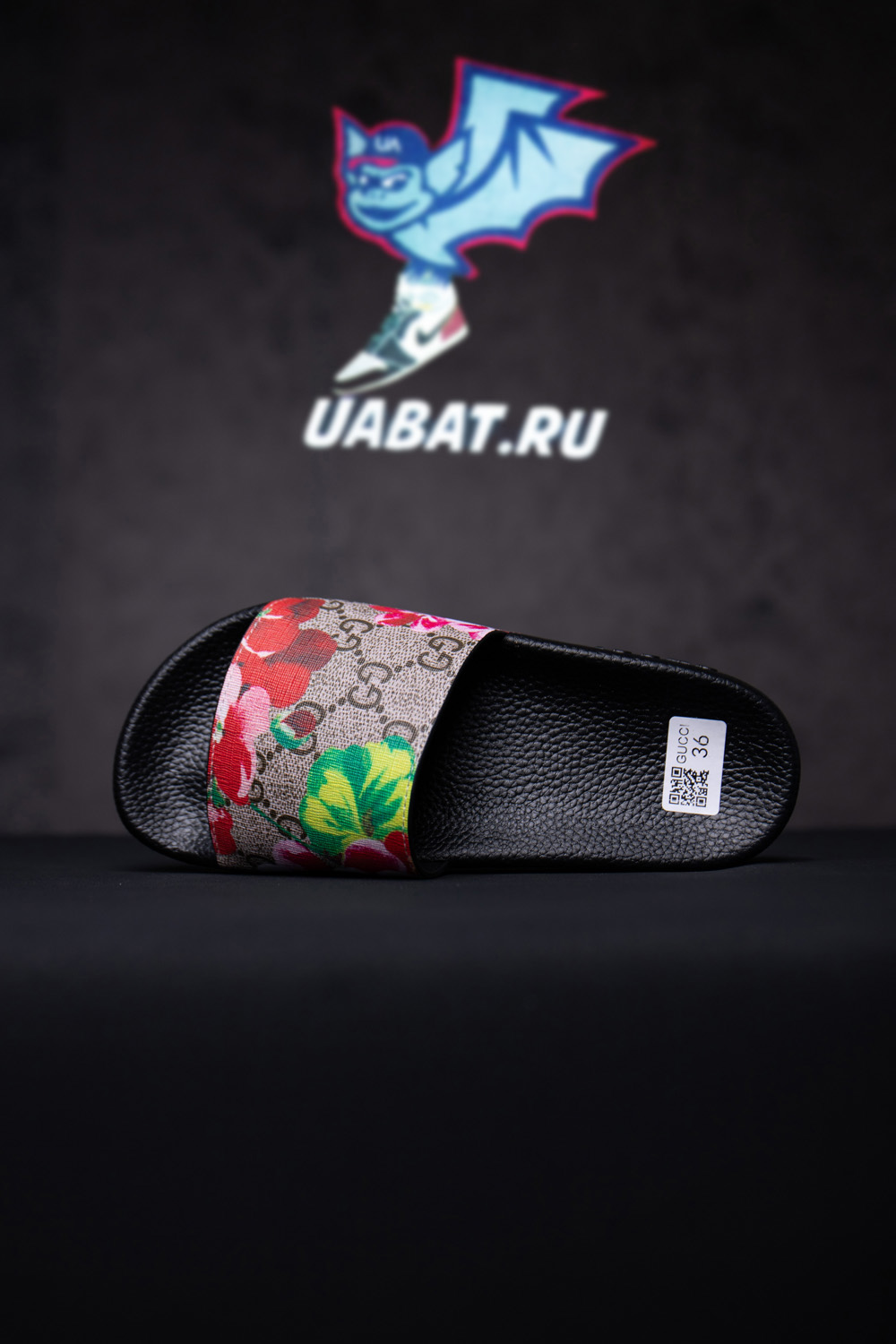 G*u*i floral slide sandals