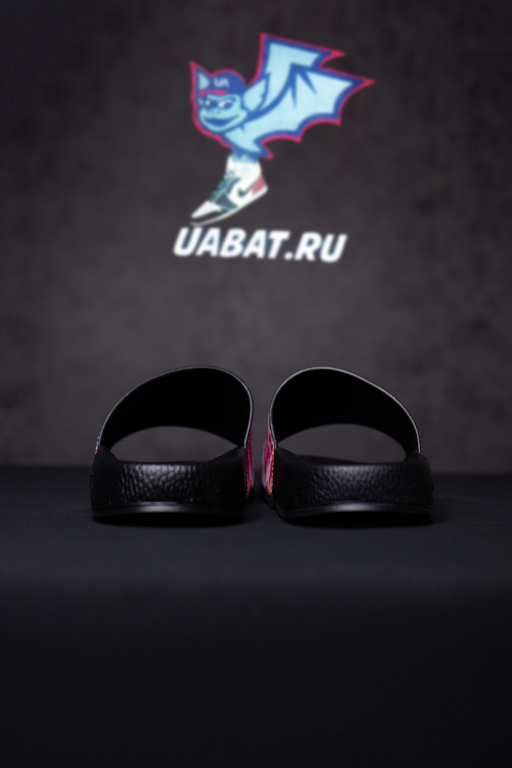 G*u*i floral slide sandals