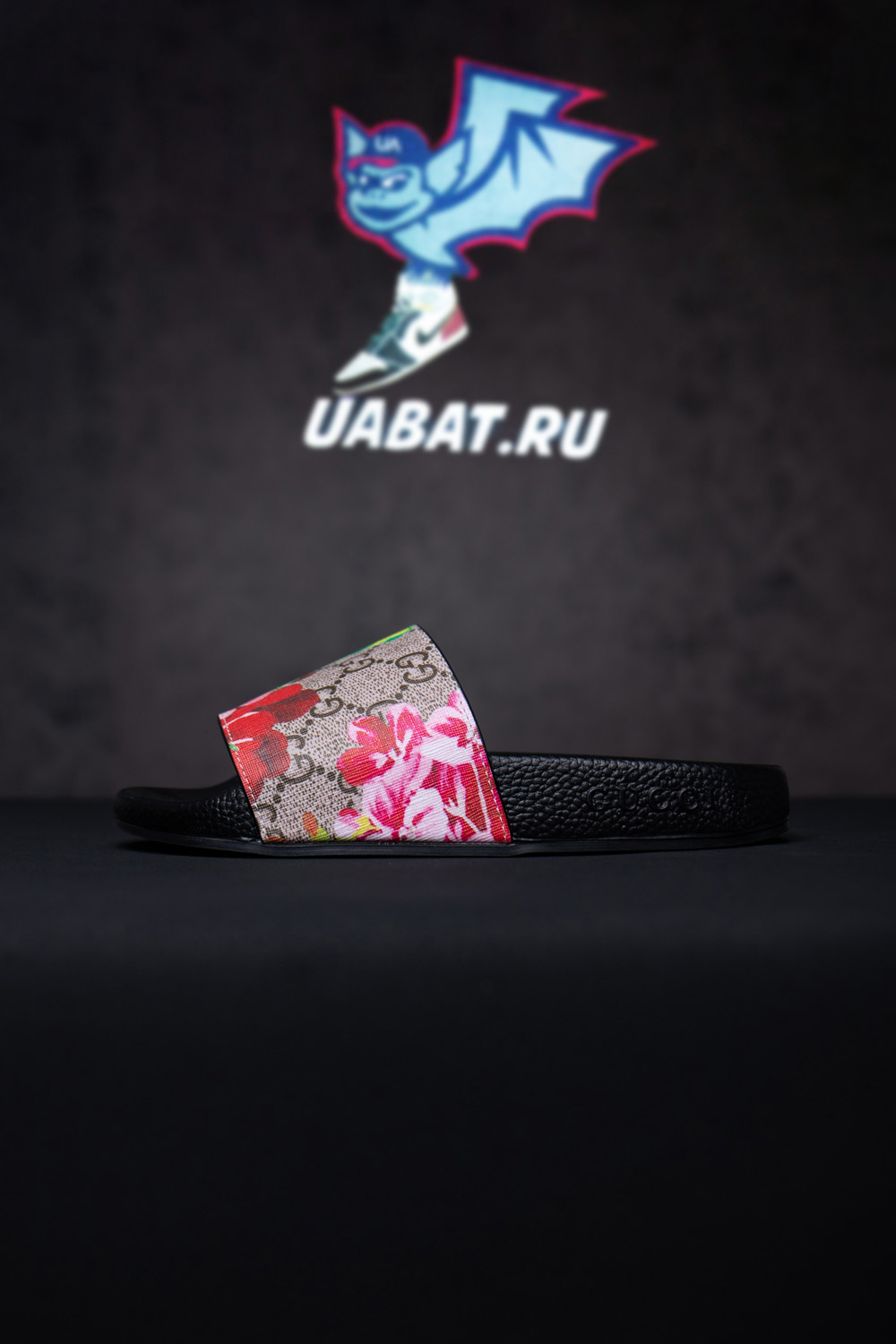 G*u*i floral slide sandals