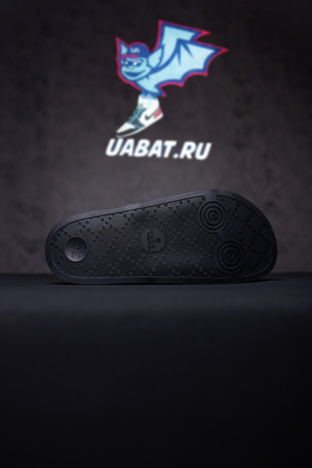 G*u*i floral slide sandals