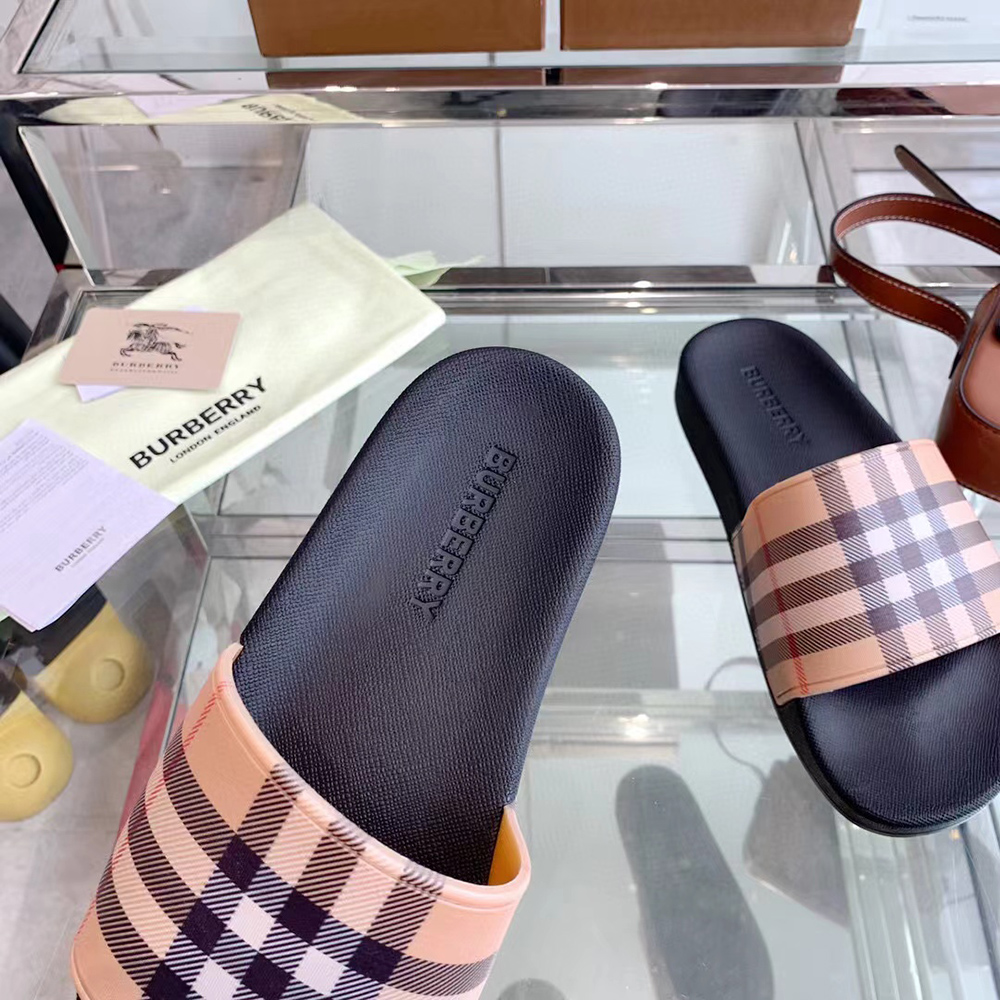 B**rry check slides in archive beige