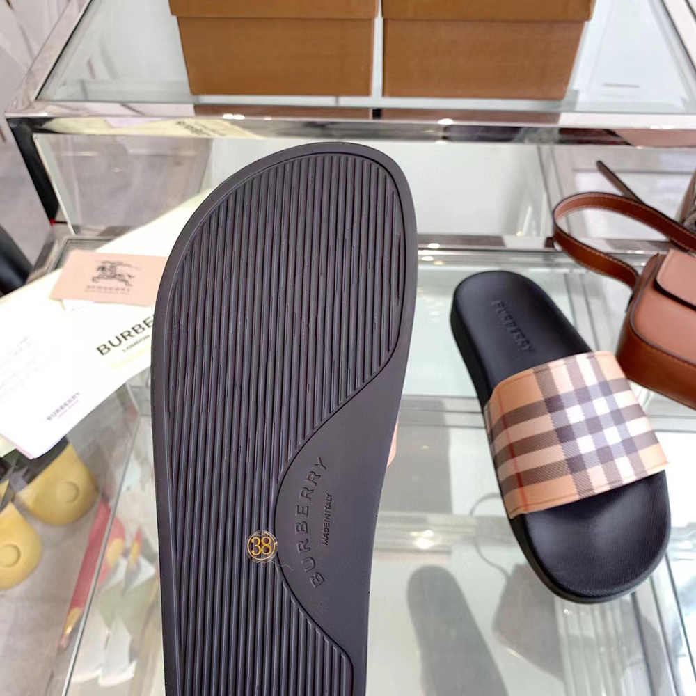 B**rry check slides in archive beige