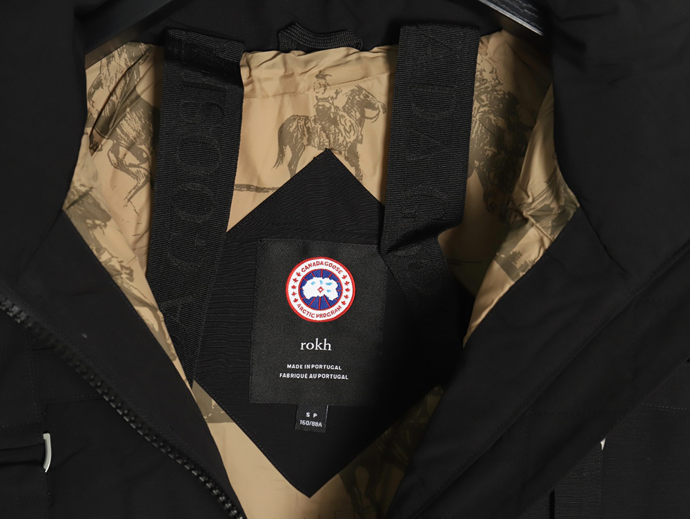 Can*a Go*e joint strapped short down jacket tsk1