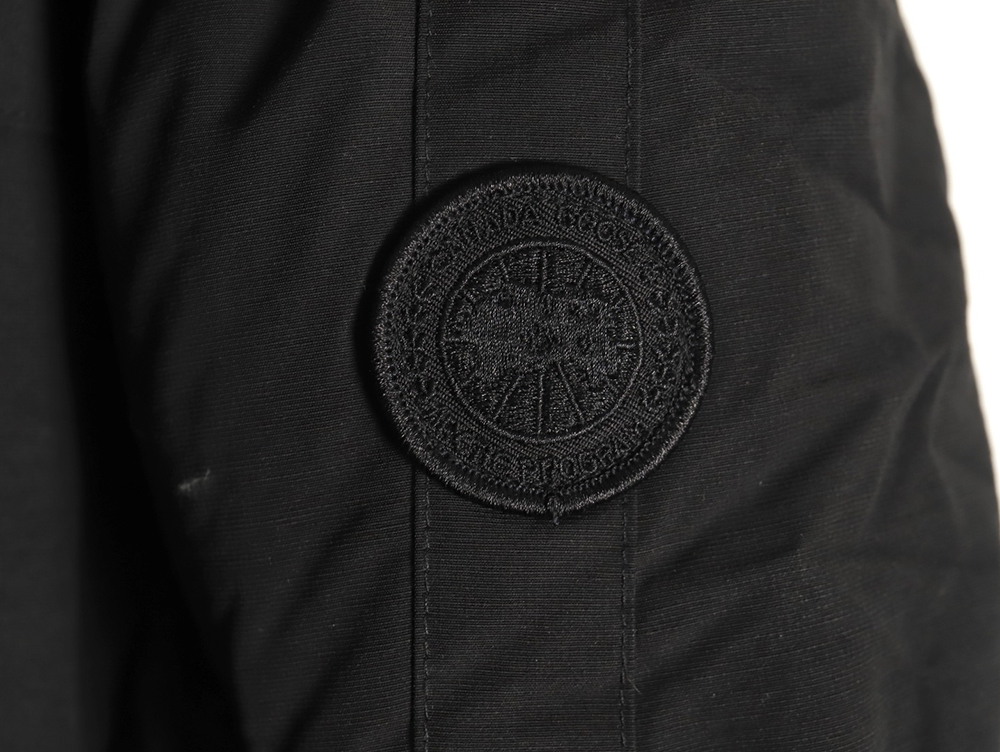 Can*a Go*e joint strapped short down jacket tsk1