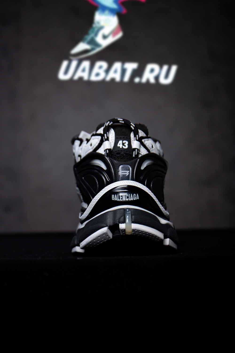 Ba*len*cia*ga runner sneaker 