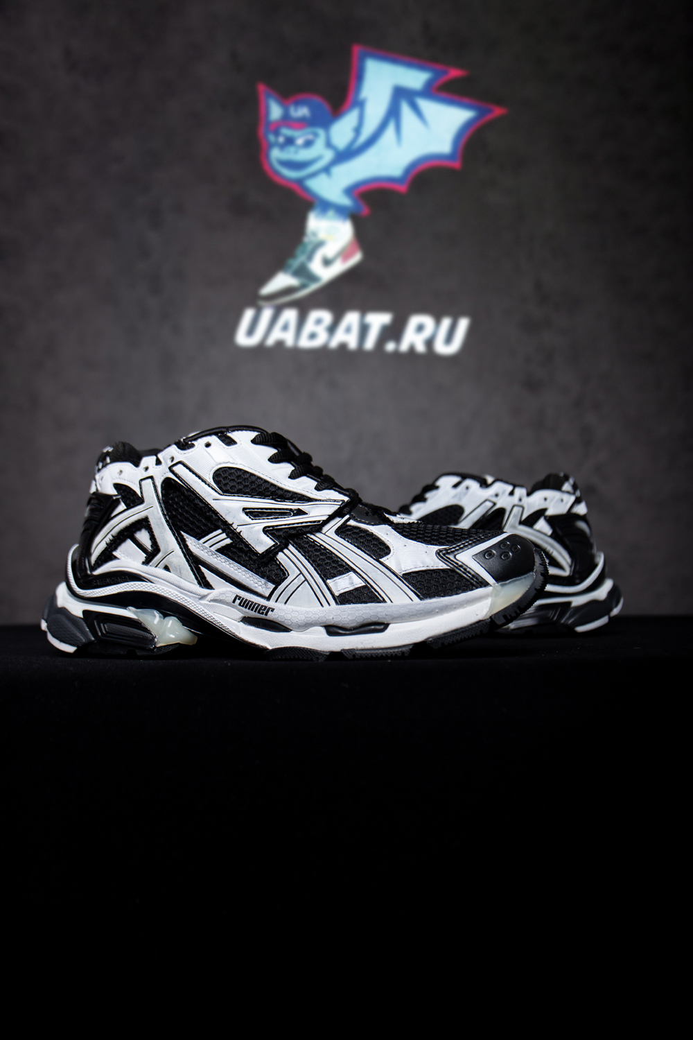 Ba*len*cia*ga runner sneaker 