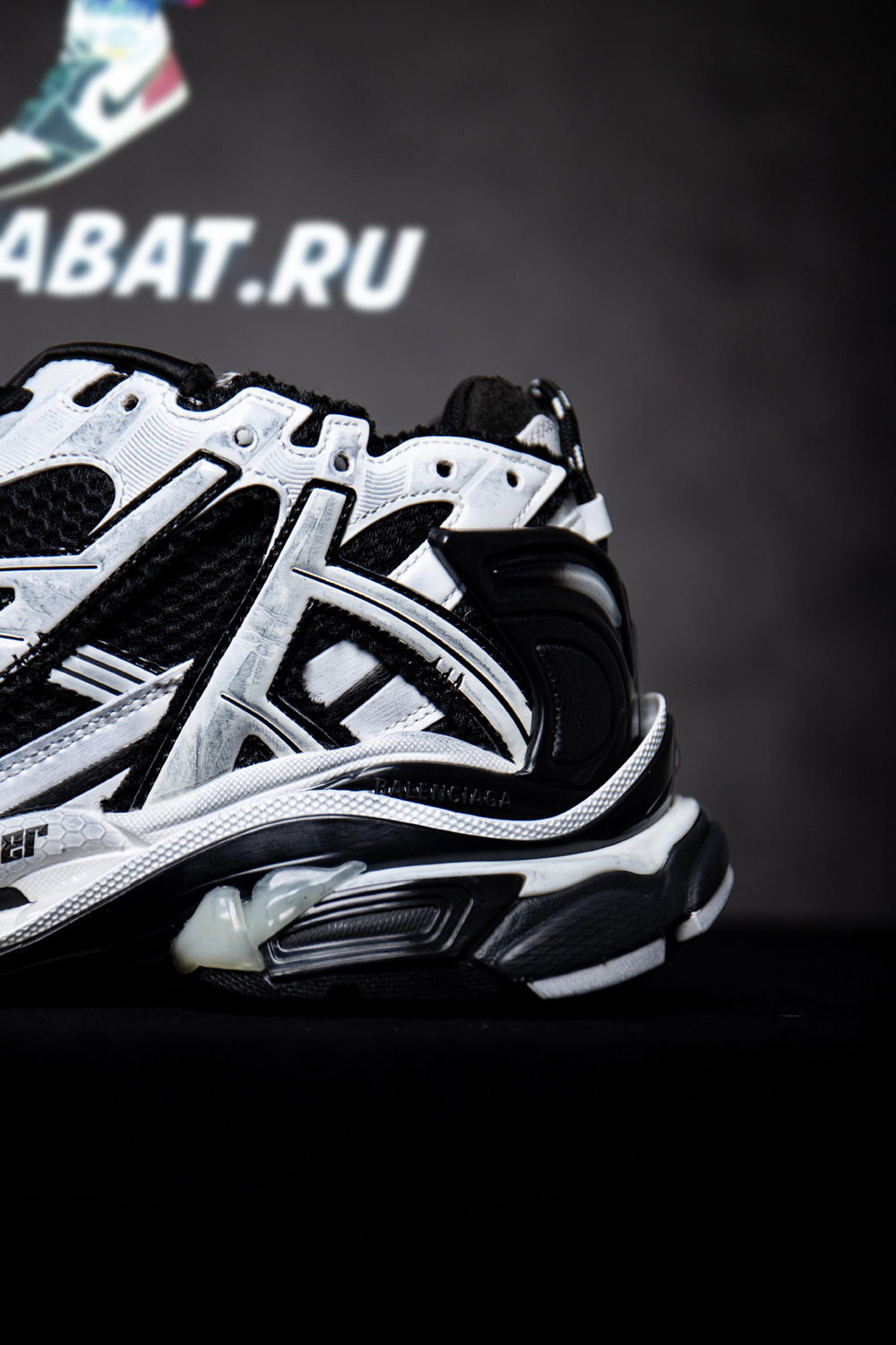 Ba*len*cia*ga runner sneaker 