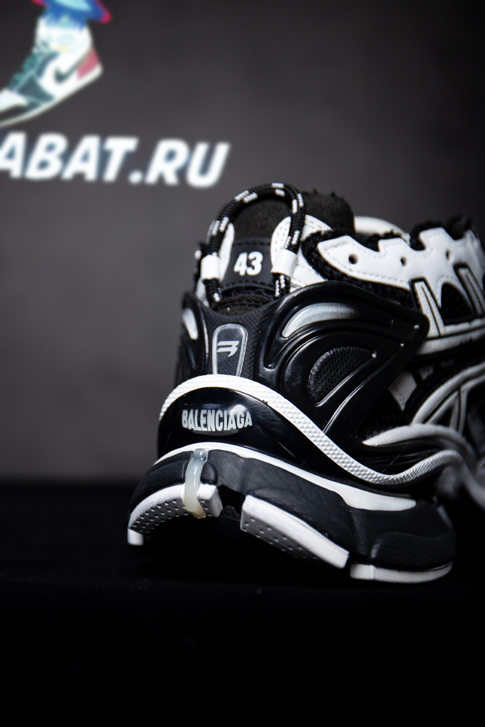 Ba*len*cia*ga runner sneaker 
