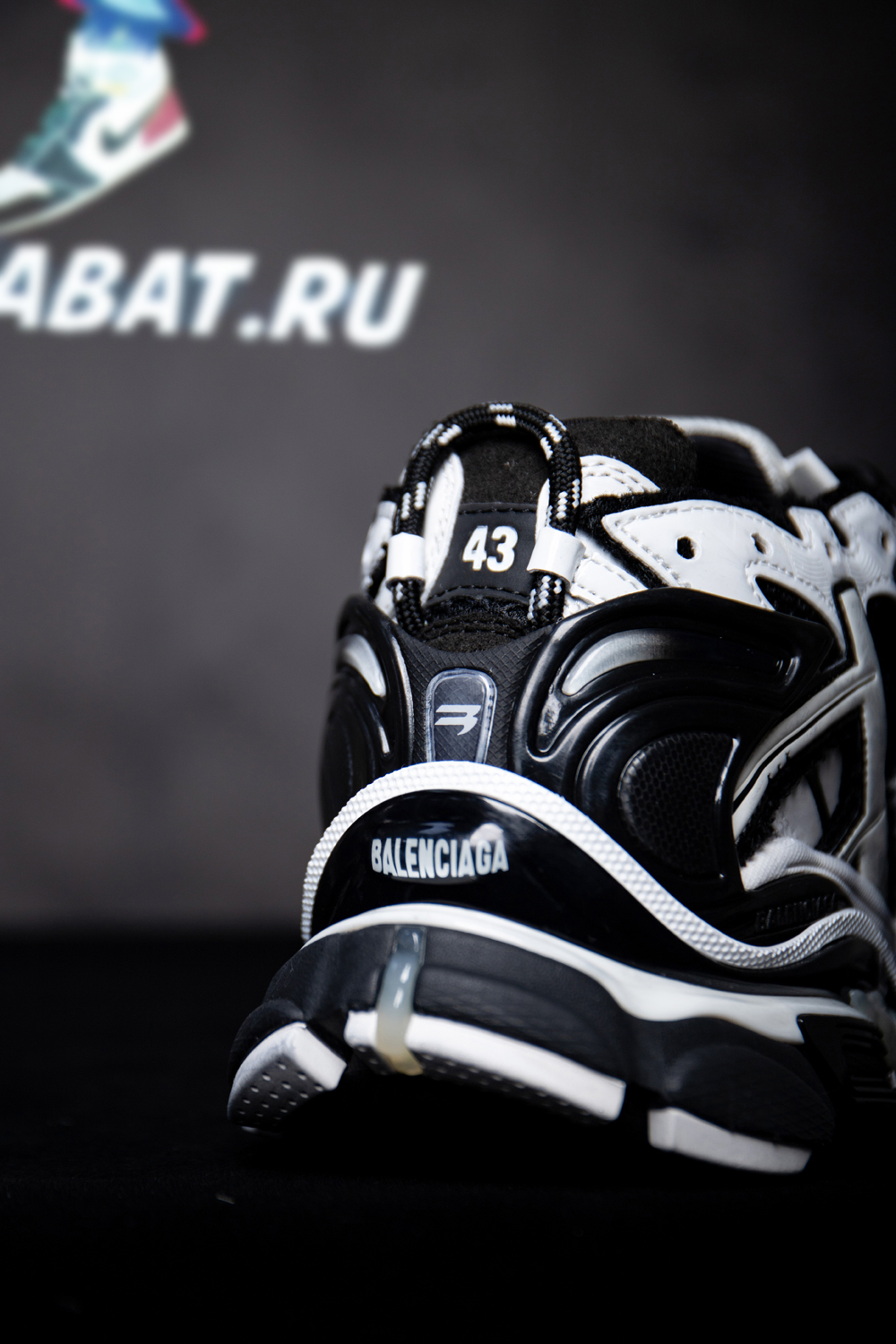 Ba*len*cia*ga runner sneaker 