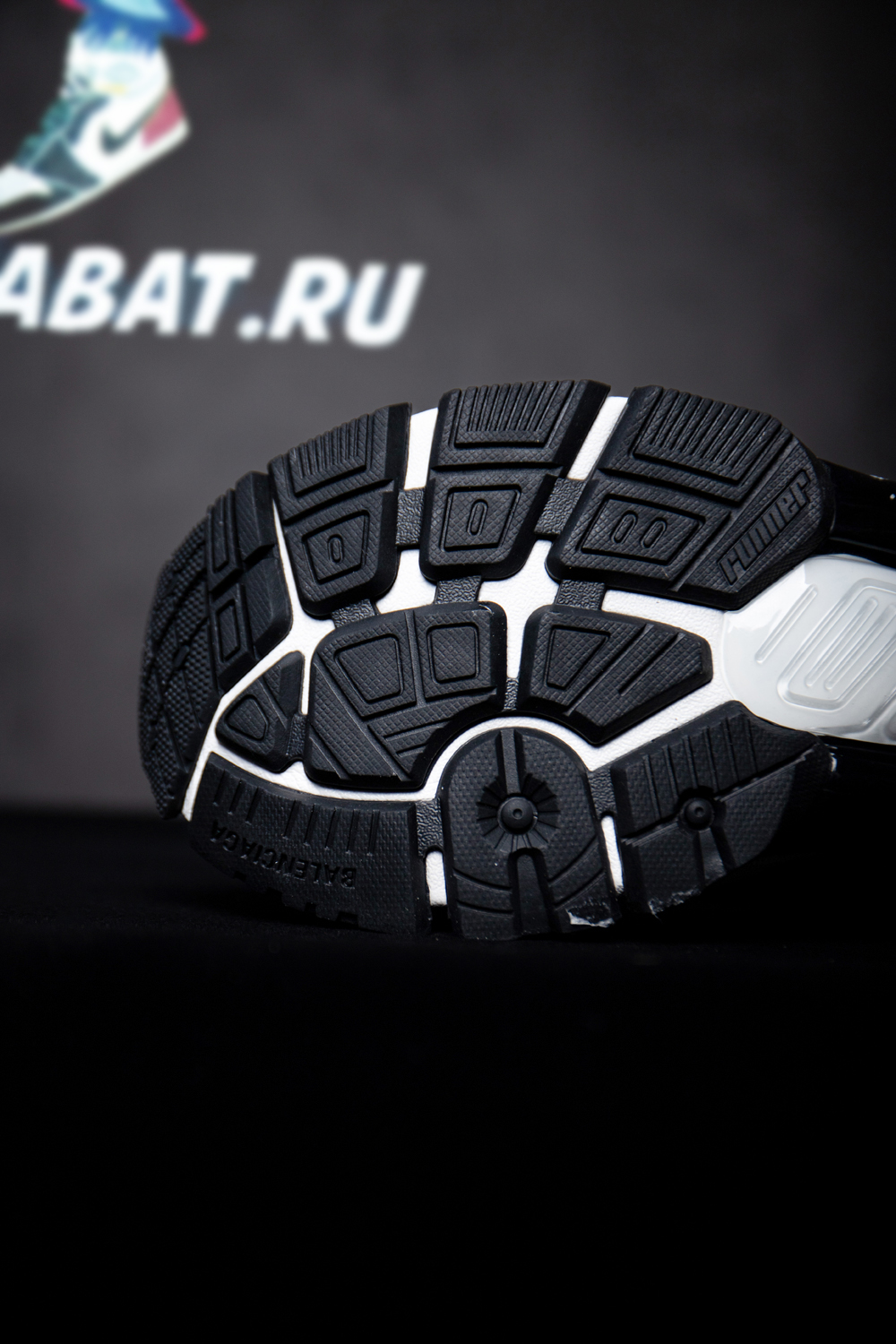 Ba*len*cia*ga runner sneaker 