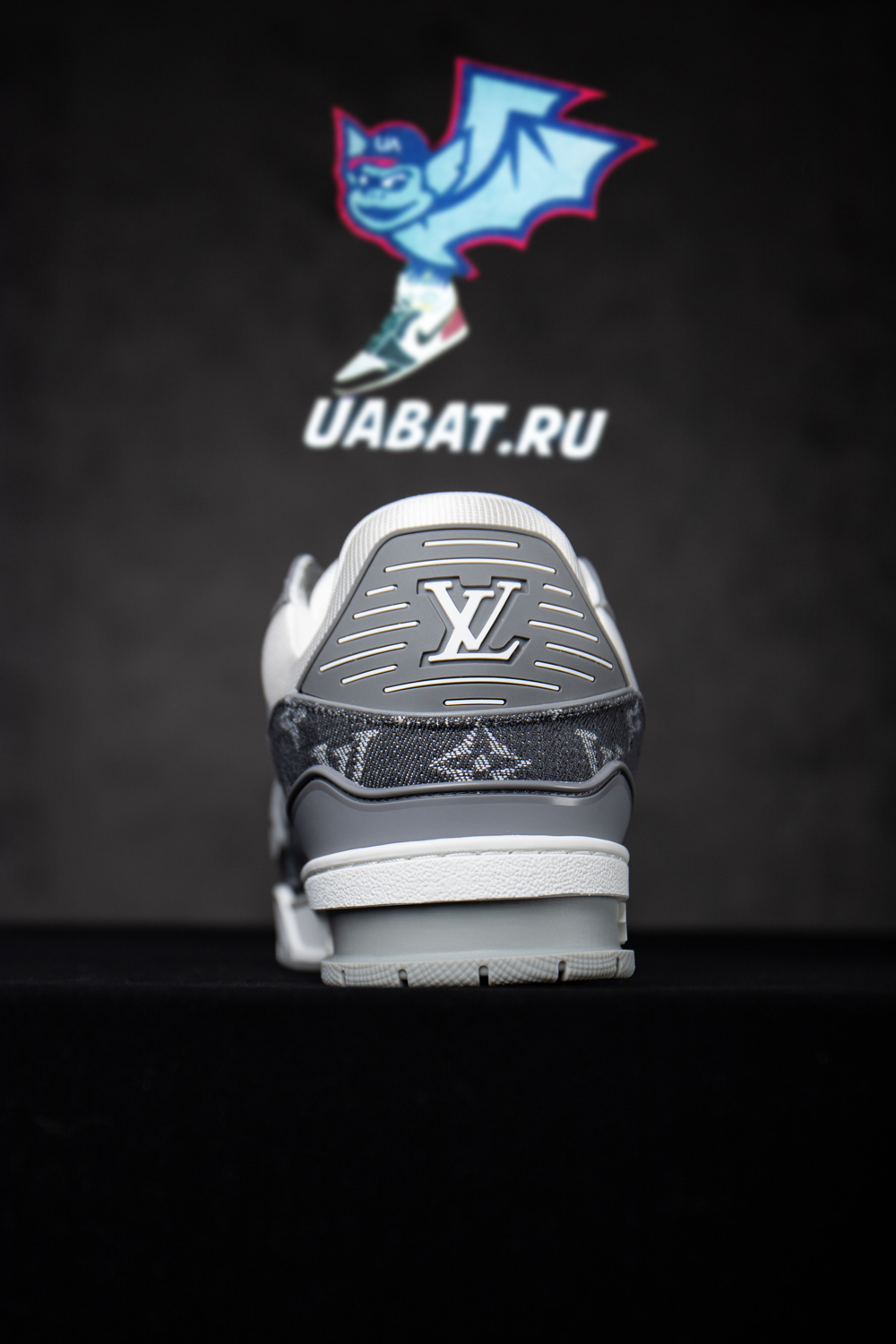 l0*is V*t0n trainer sneaker