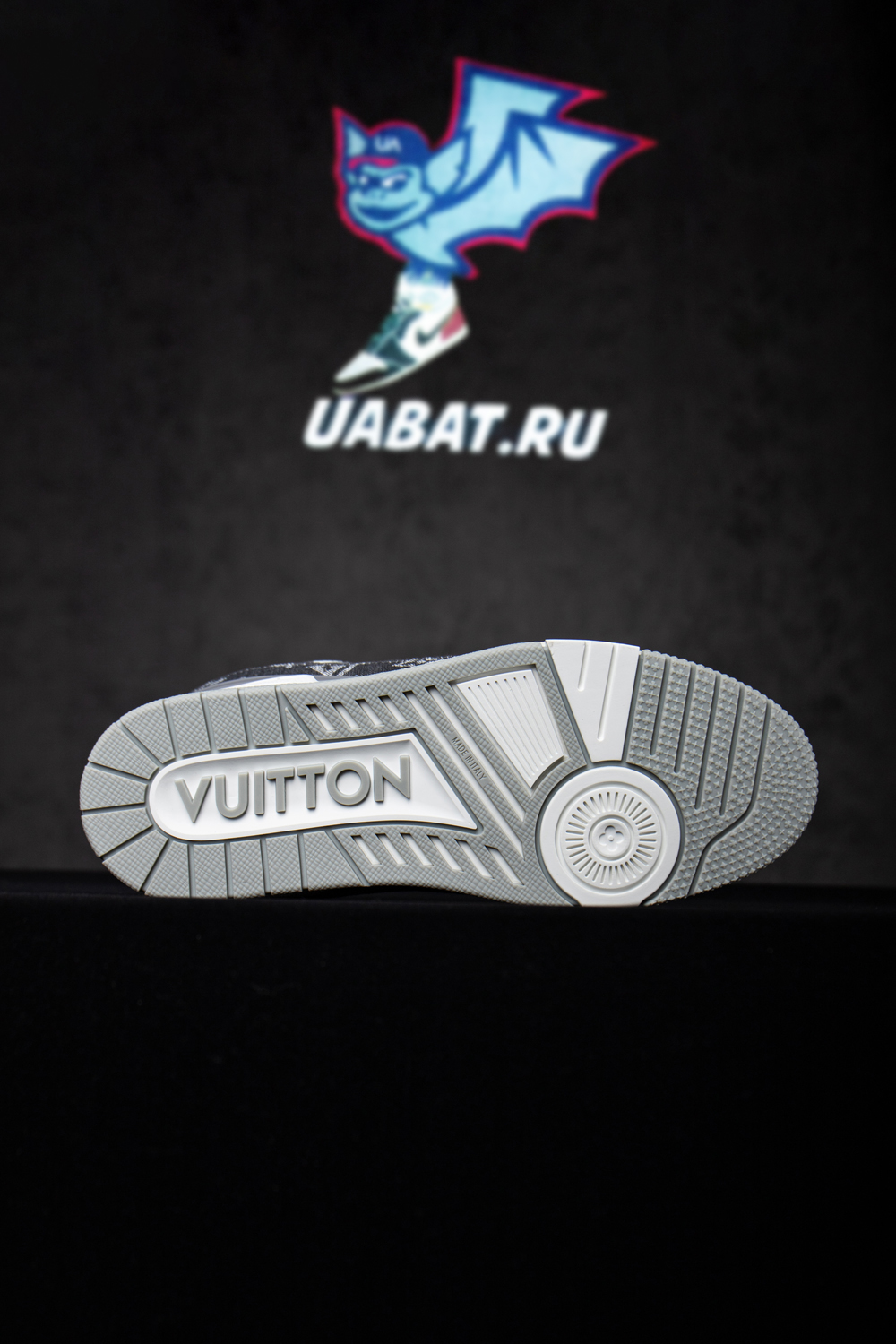 l0*is V*t0n trainer sneaker