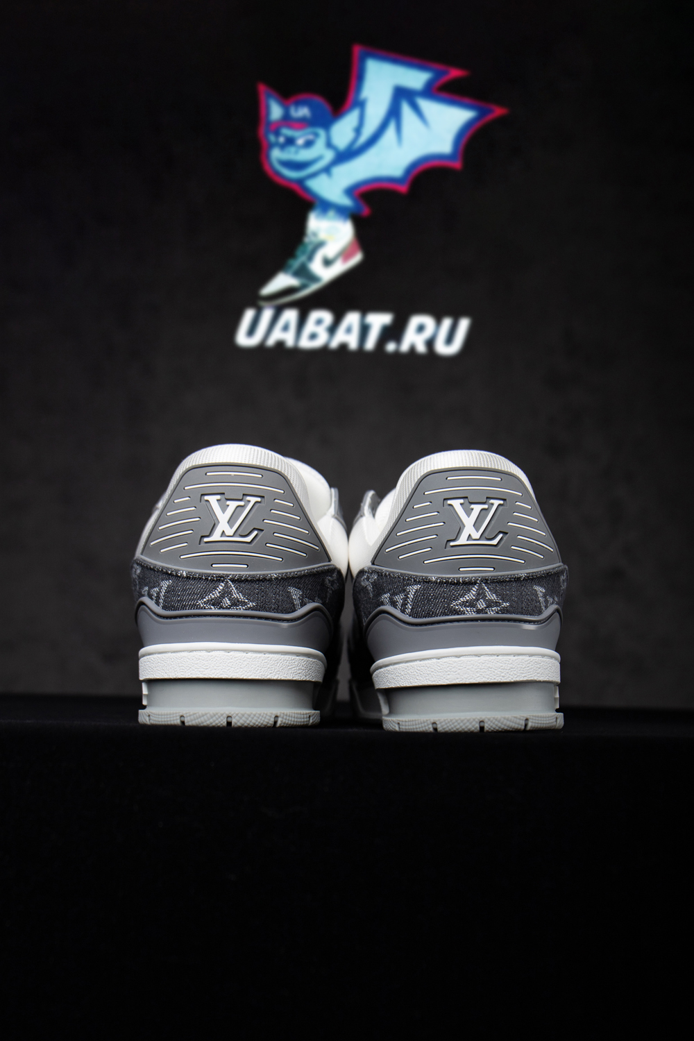 l0*is V*t0n trainer sneaker