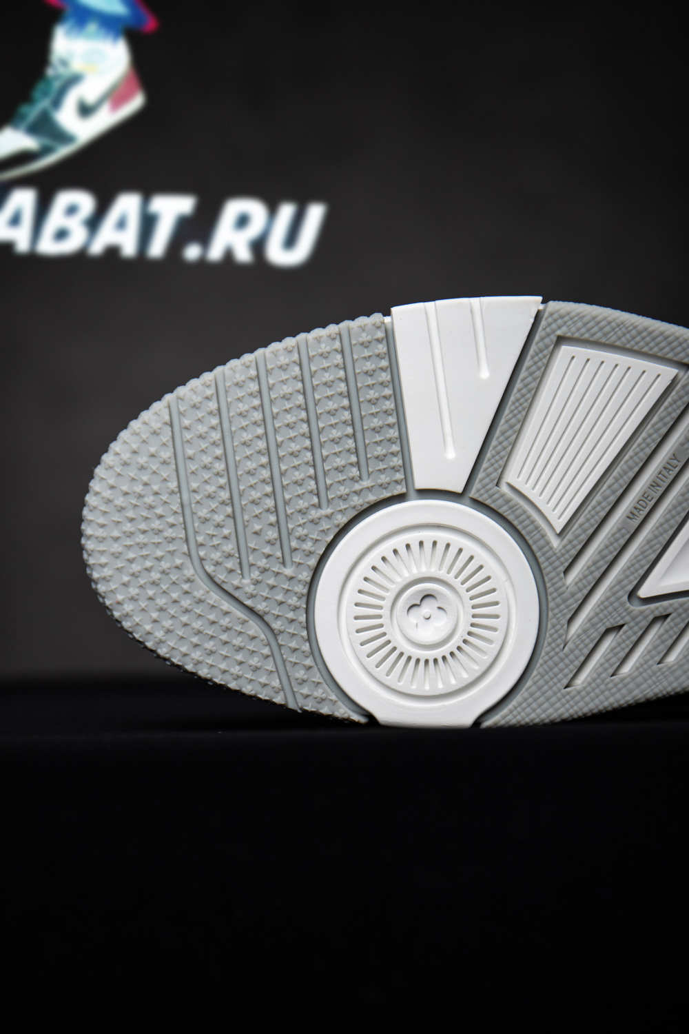 l0*is V*t0n trainer sneaker