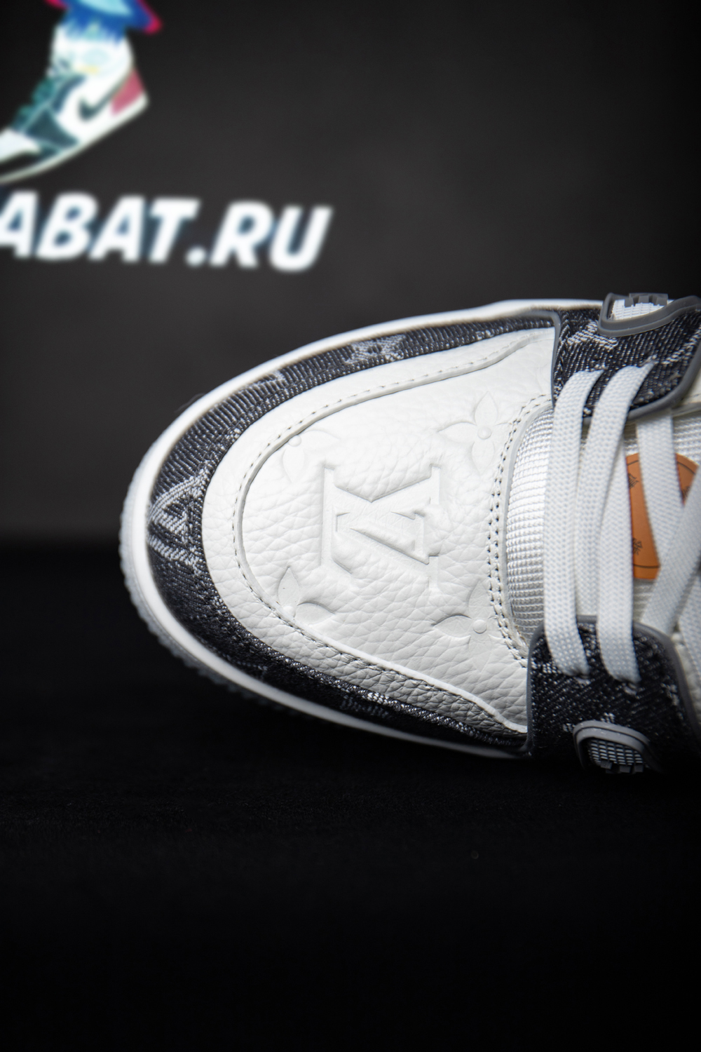 l0*is V*t0n trainer sneaker