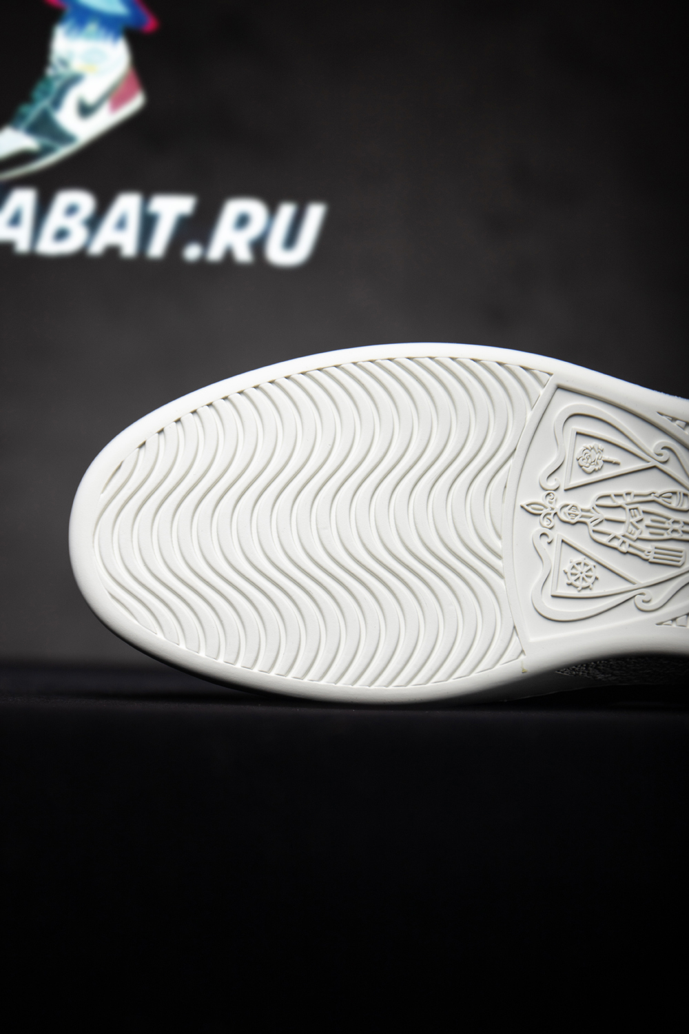 G*u*i ace embroidered 