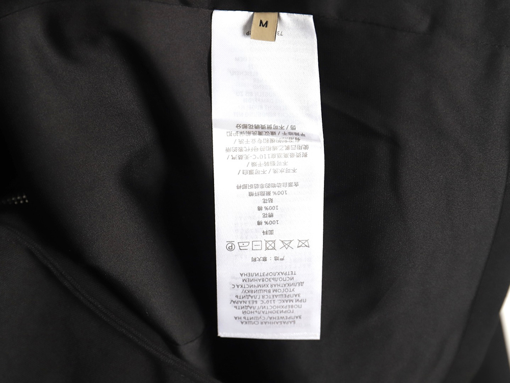 G*u*i solid satin wool jacket suit