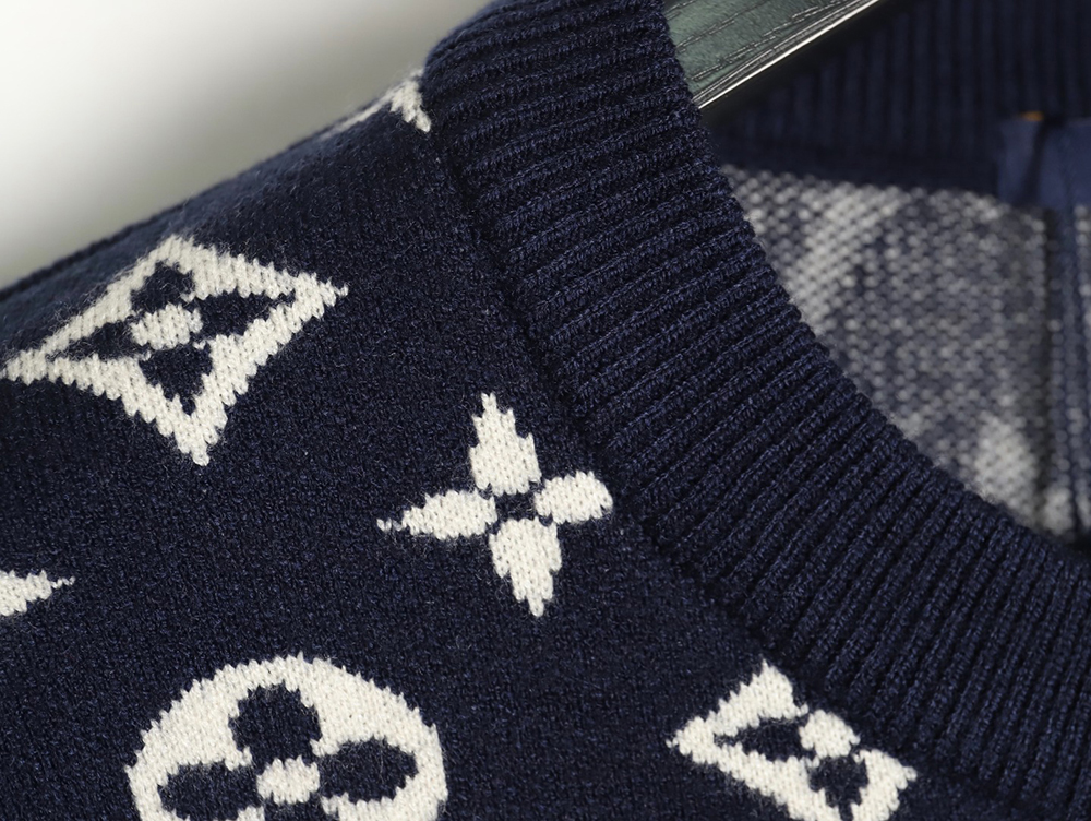 l0*is V*t0n chain all over print monogram round neck sweater tsk1