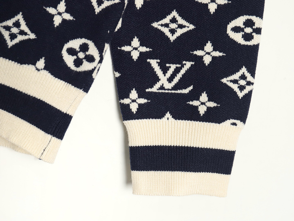 l0*is V*t0n chain all over print monogram round neck sweater tsk1