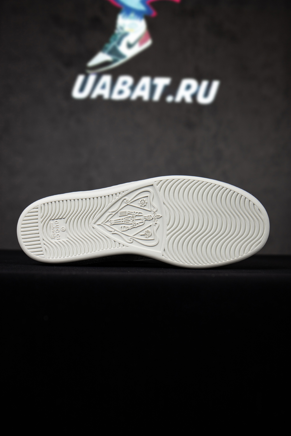 G*u*i ace embroidered 