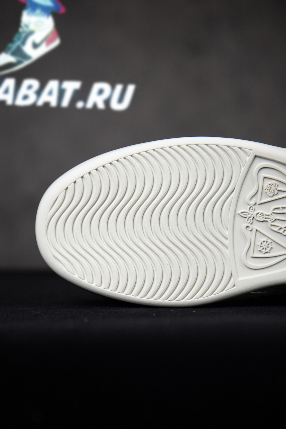 G*u*i ace embroidered 