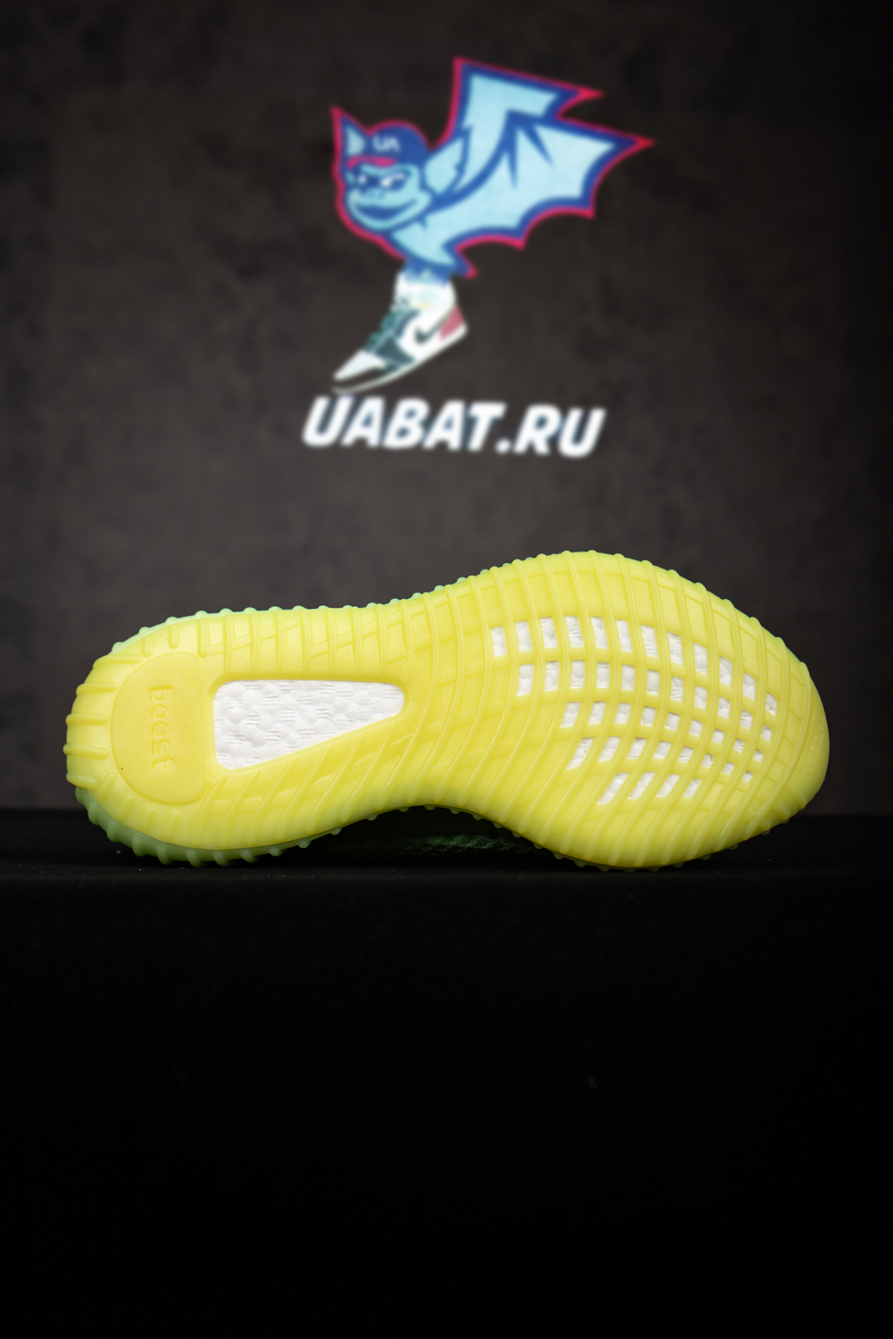 Y**zy boost 350 v2 gid glow