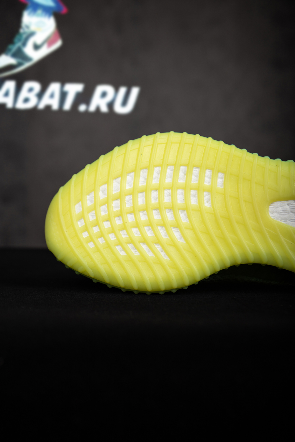 Y**zy boost 350 v2 gid glow