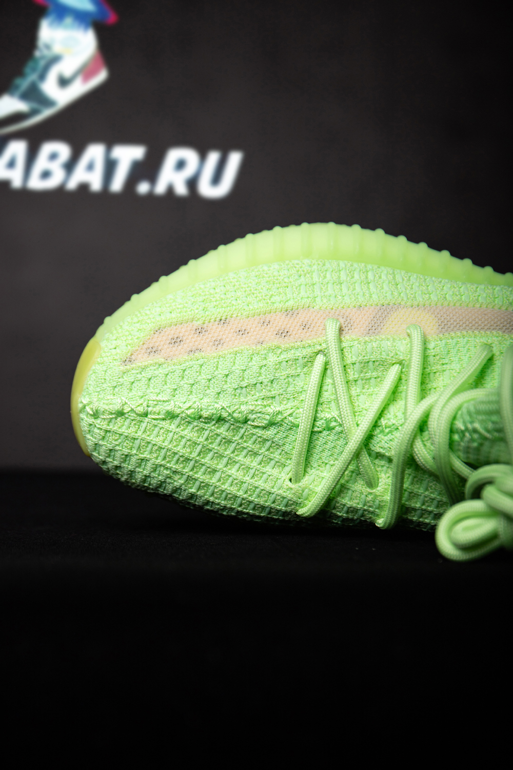 Y**zy boost 350 v2 gid glow