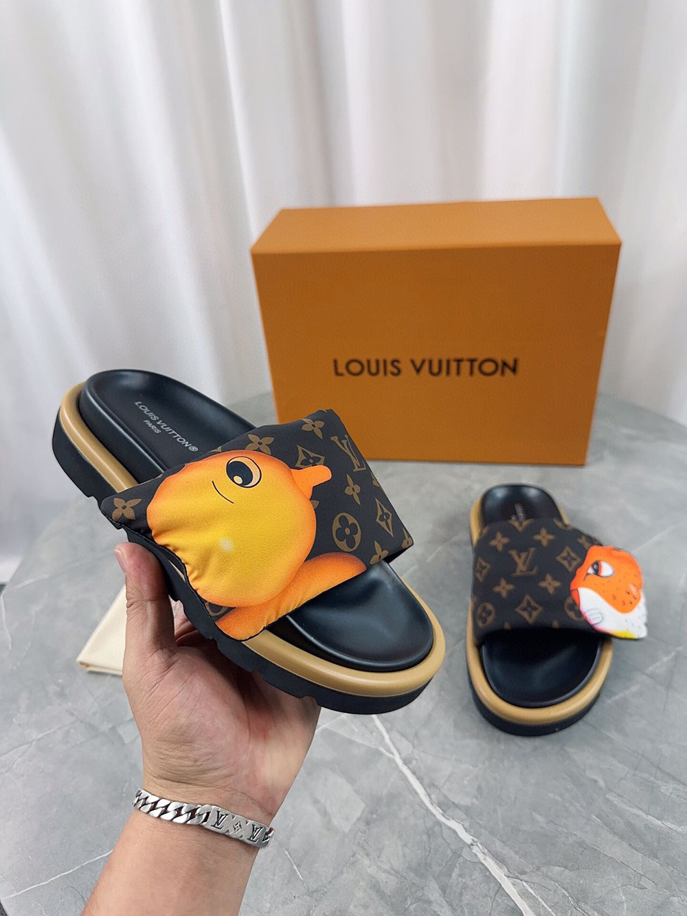 l0*is V*t0n pool pillow flat comfort mule