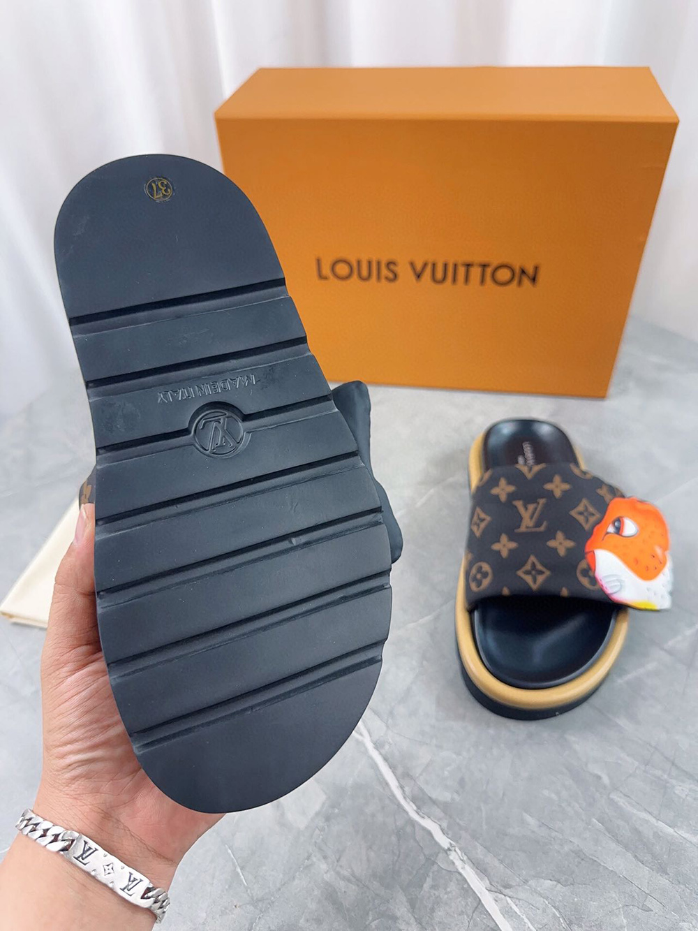 l0*is V*t0n pool pillow flat comfort mule