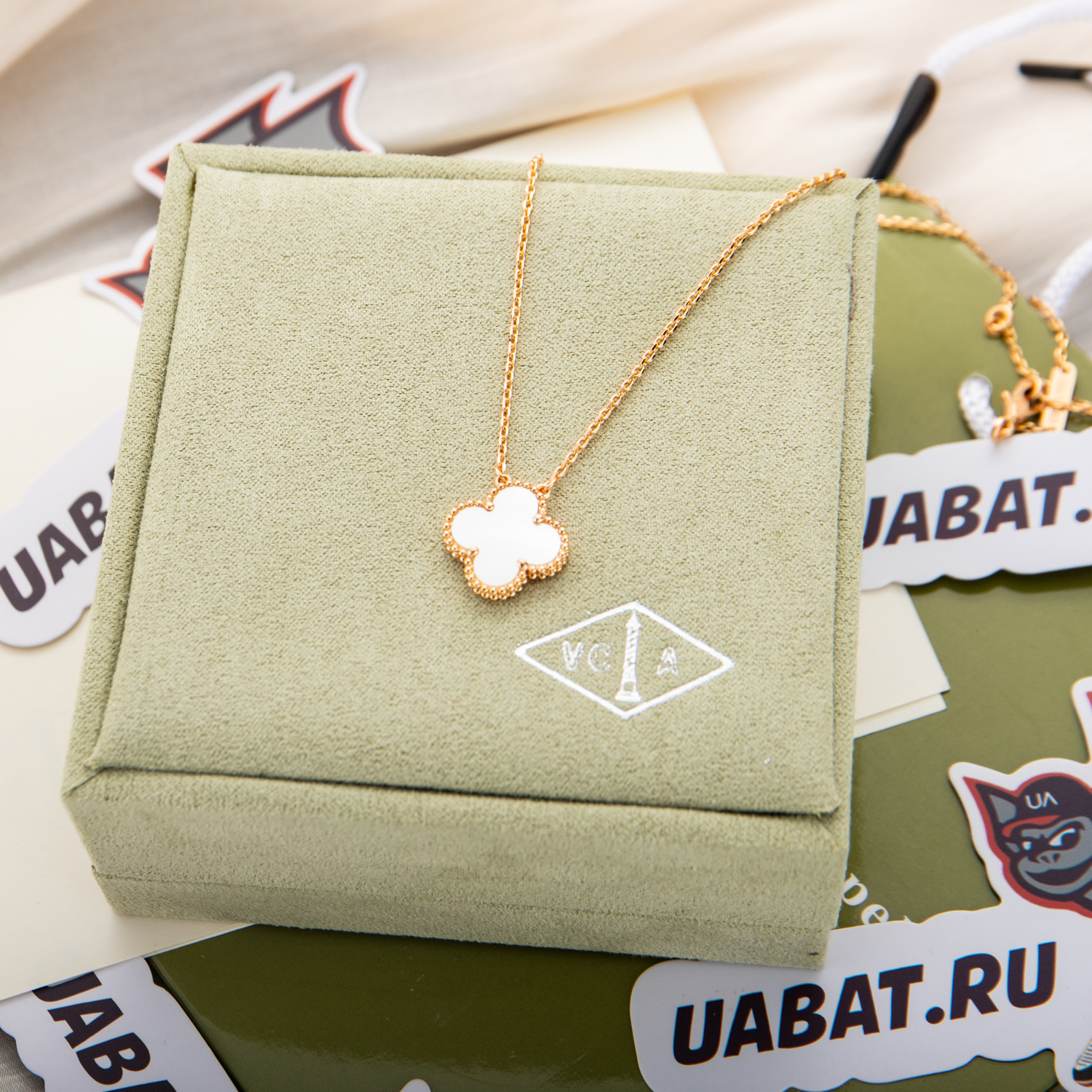 V*N CL*F & arpels, gold,white shell necklaces