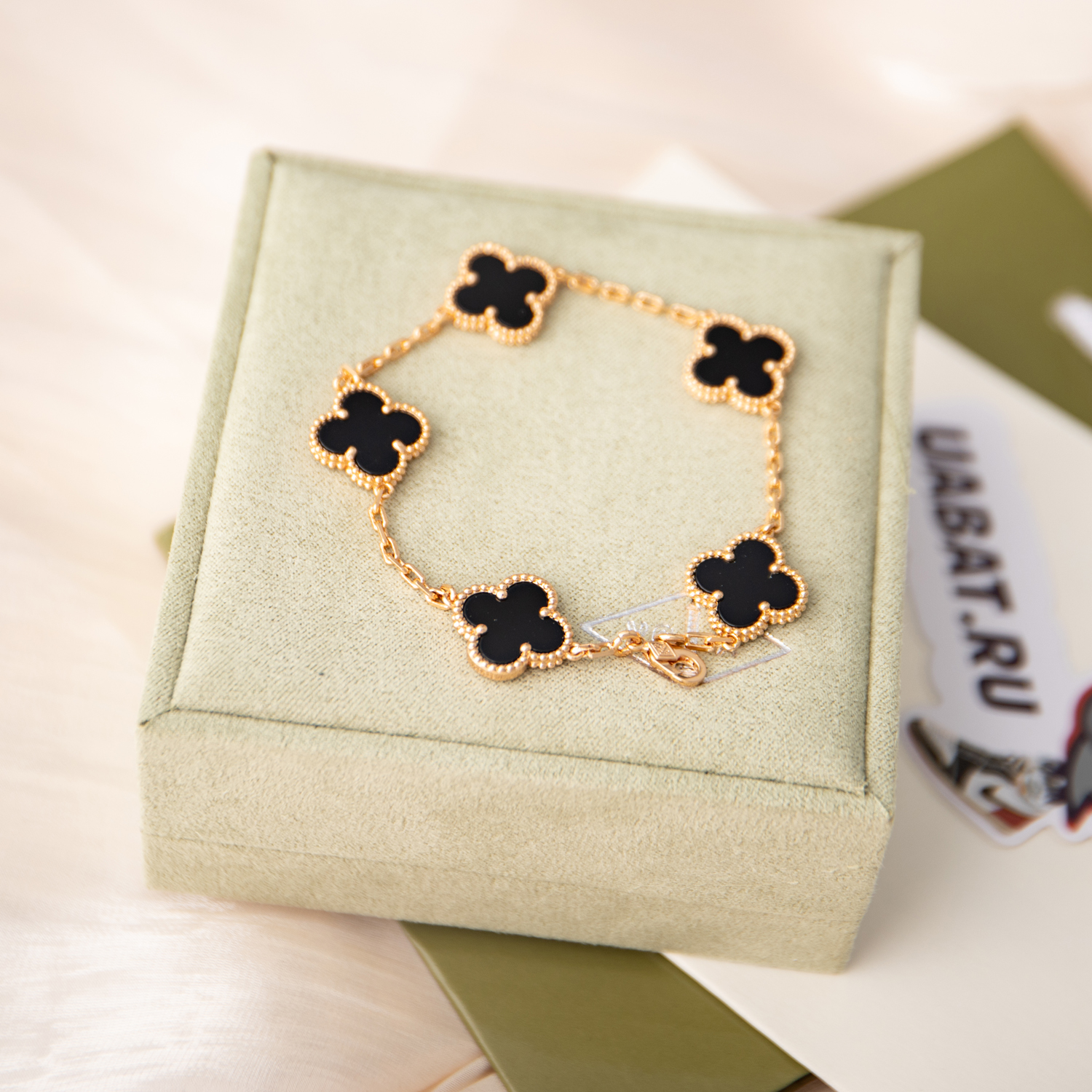 V*N CL*F & arpels bracelet v79249