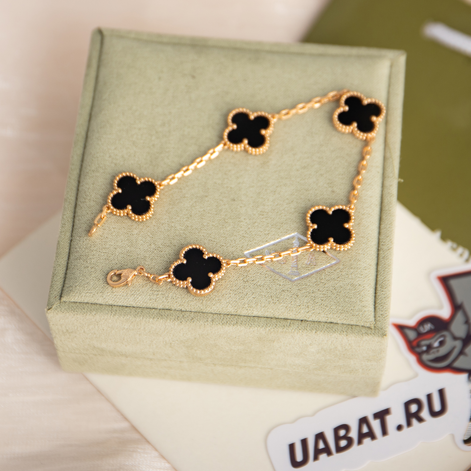 V*N CL*F & arpels bracelet v79249