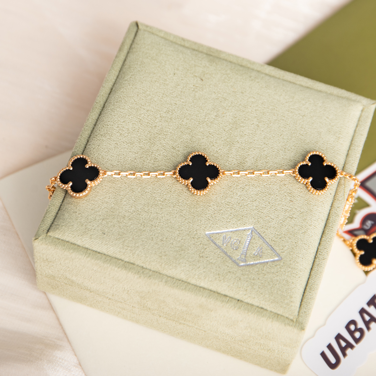 V*N CL*F & arpels bracelet v79249