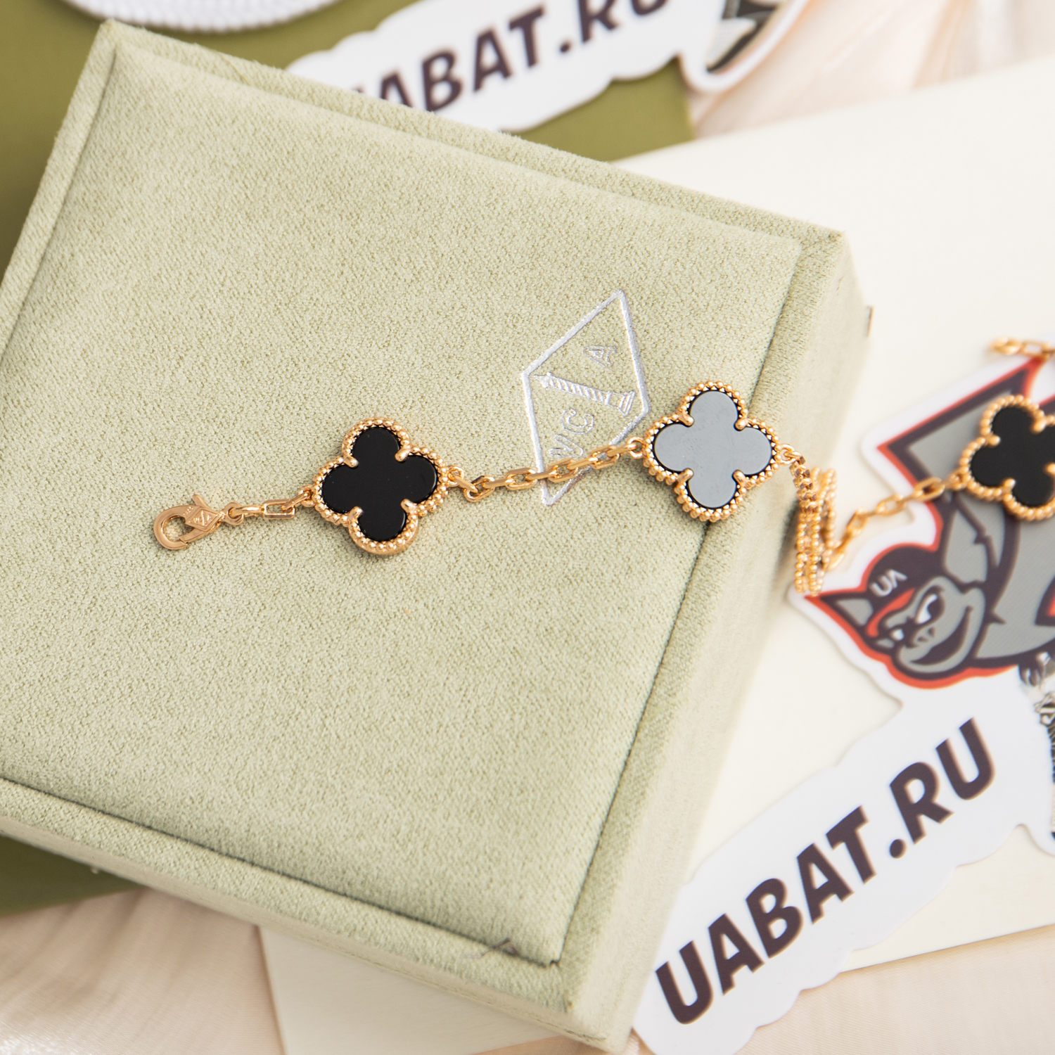 V*N CL*F & arpels bracelet v79249