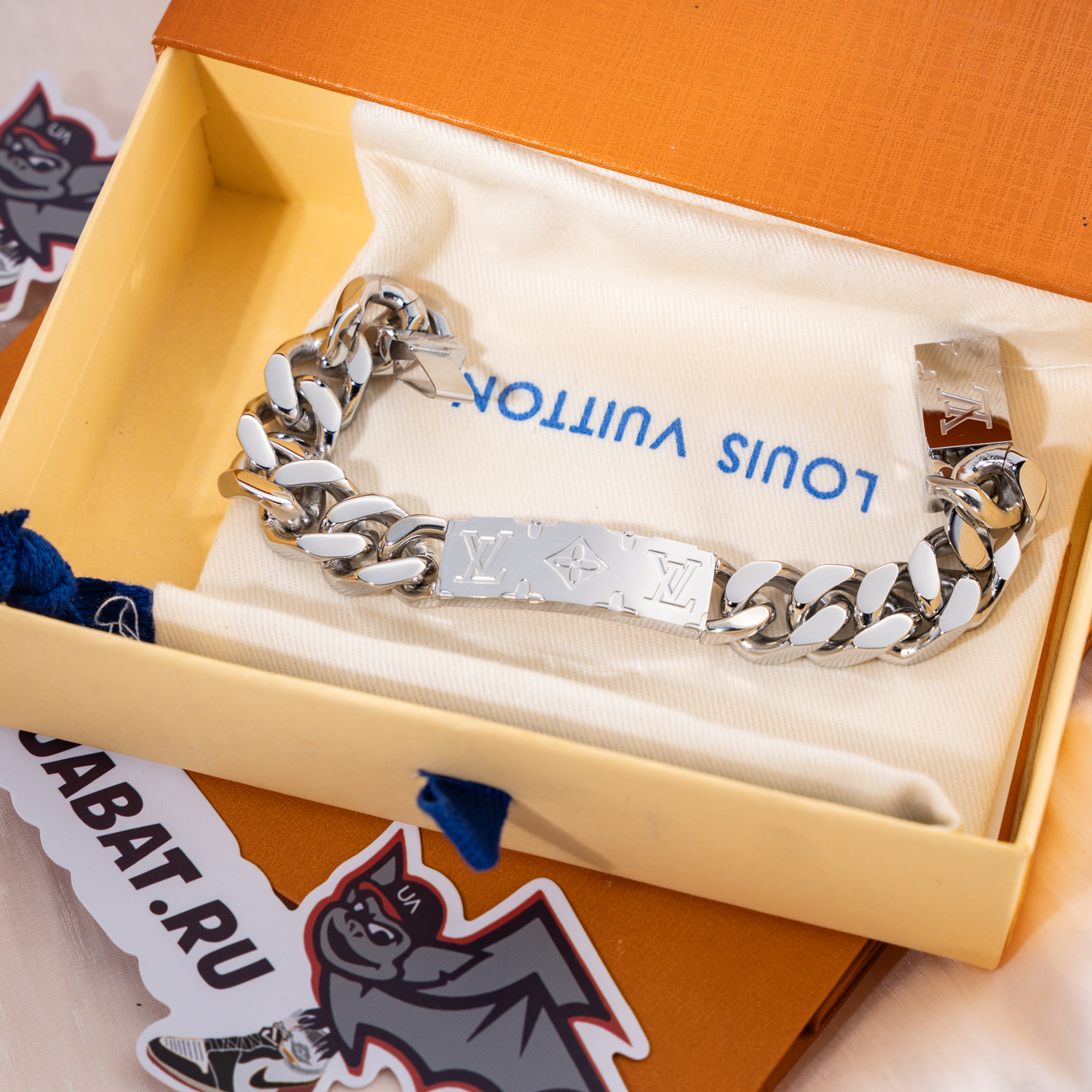 l0*is V*t0n bracelet