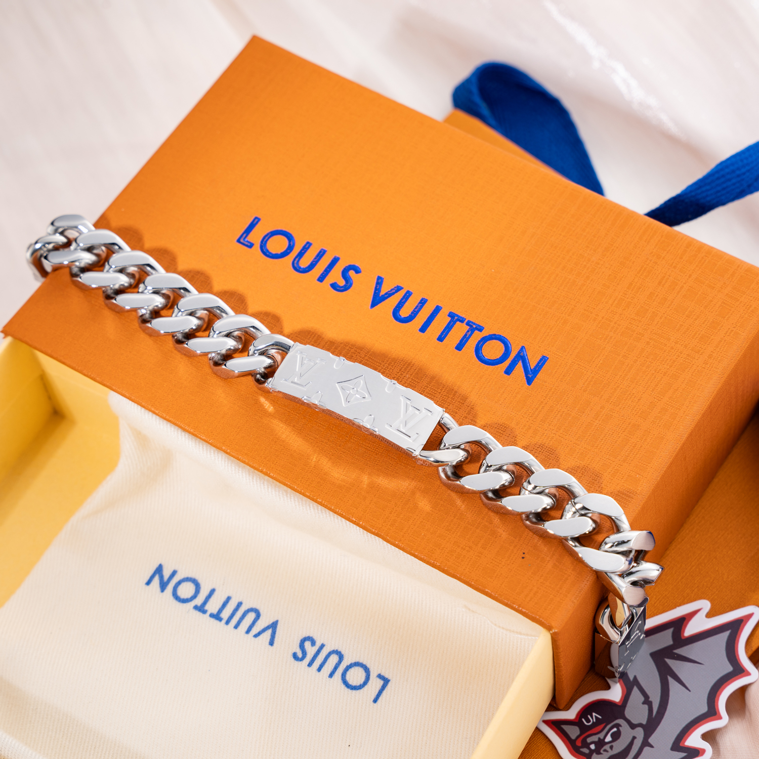 l0*is V*t0n bracelet