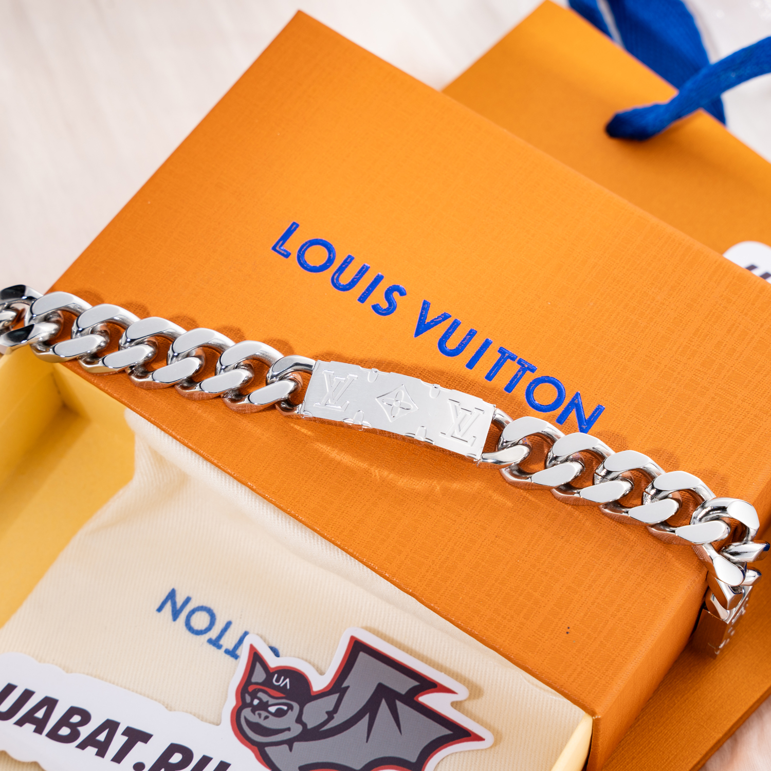 l0*is V*t0n bracelet