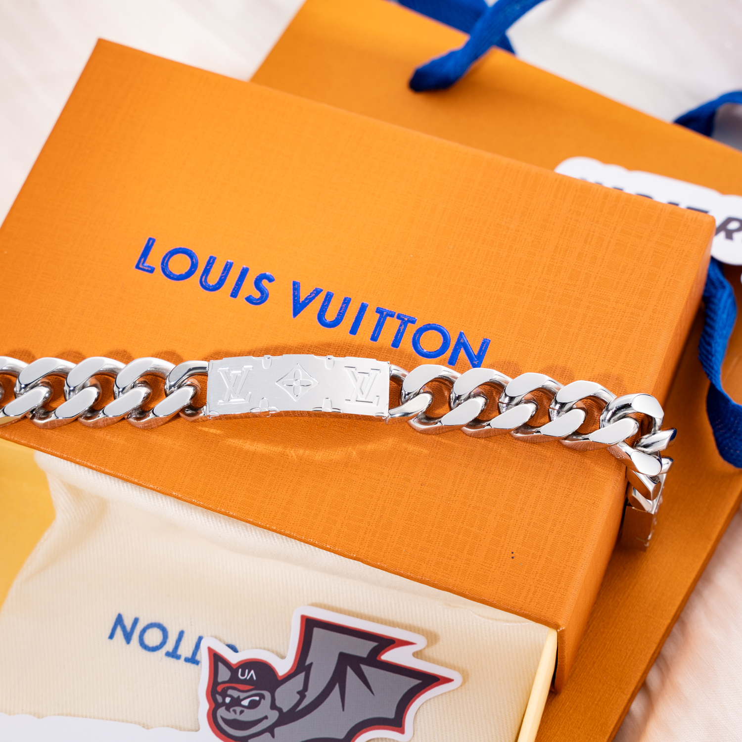 l0*is V*t0n bracelet