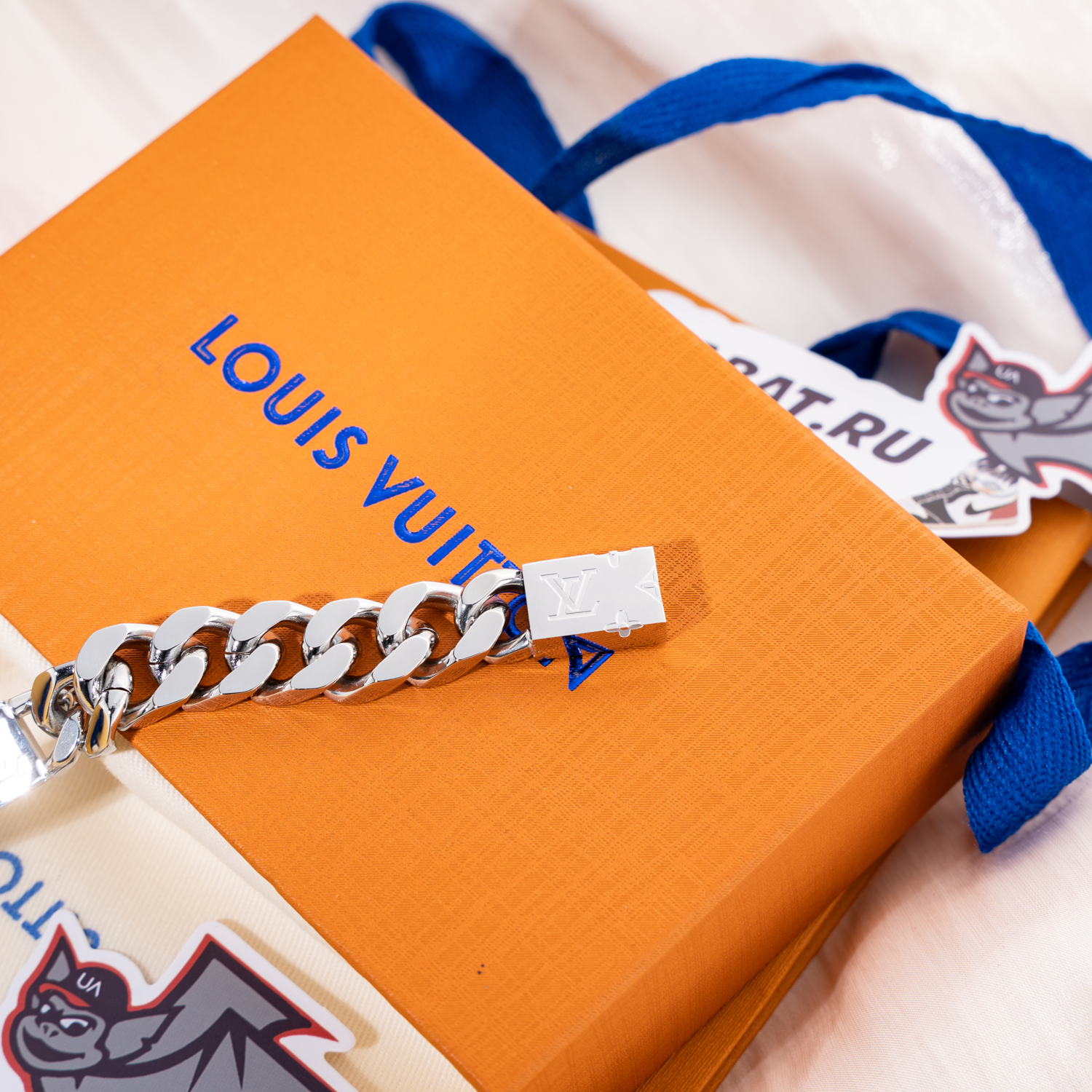 l0*is V*t0n bracelet