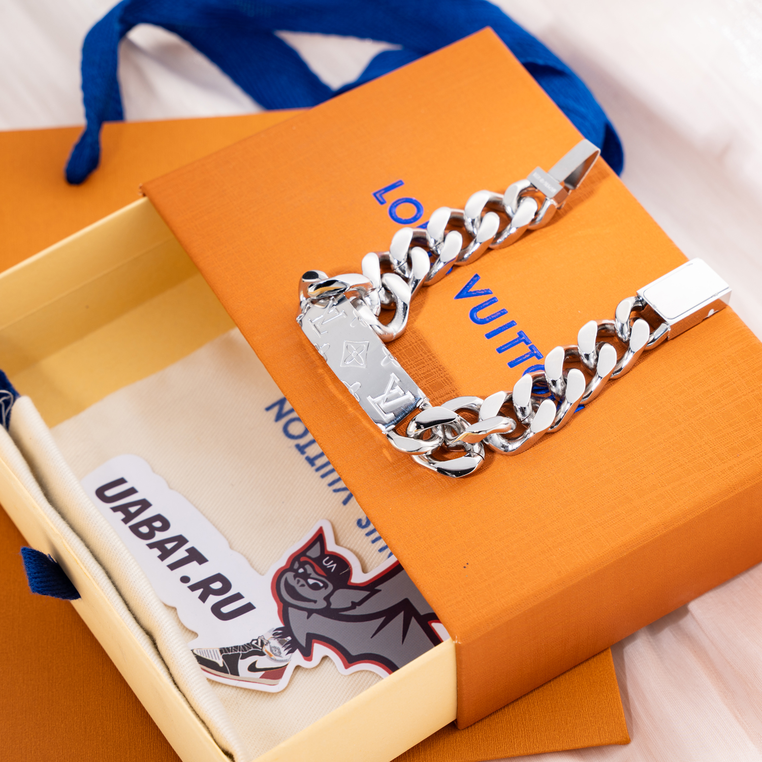 l0*is V*t0n bracelet