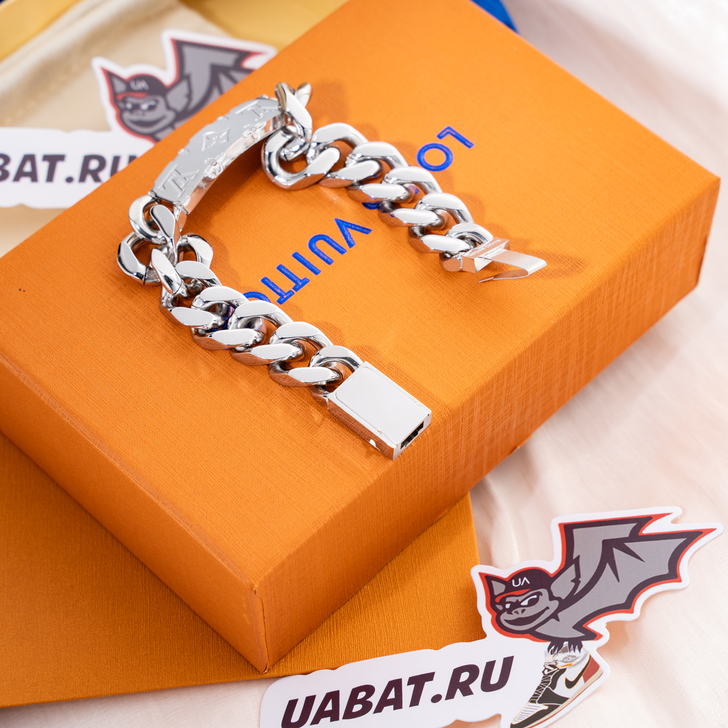 l0*is V*t0n bracelet