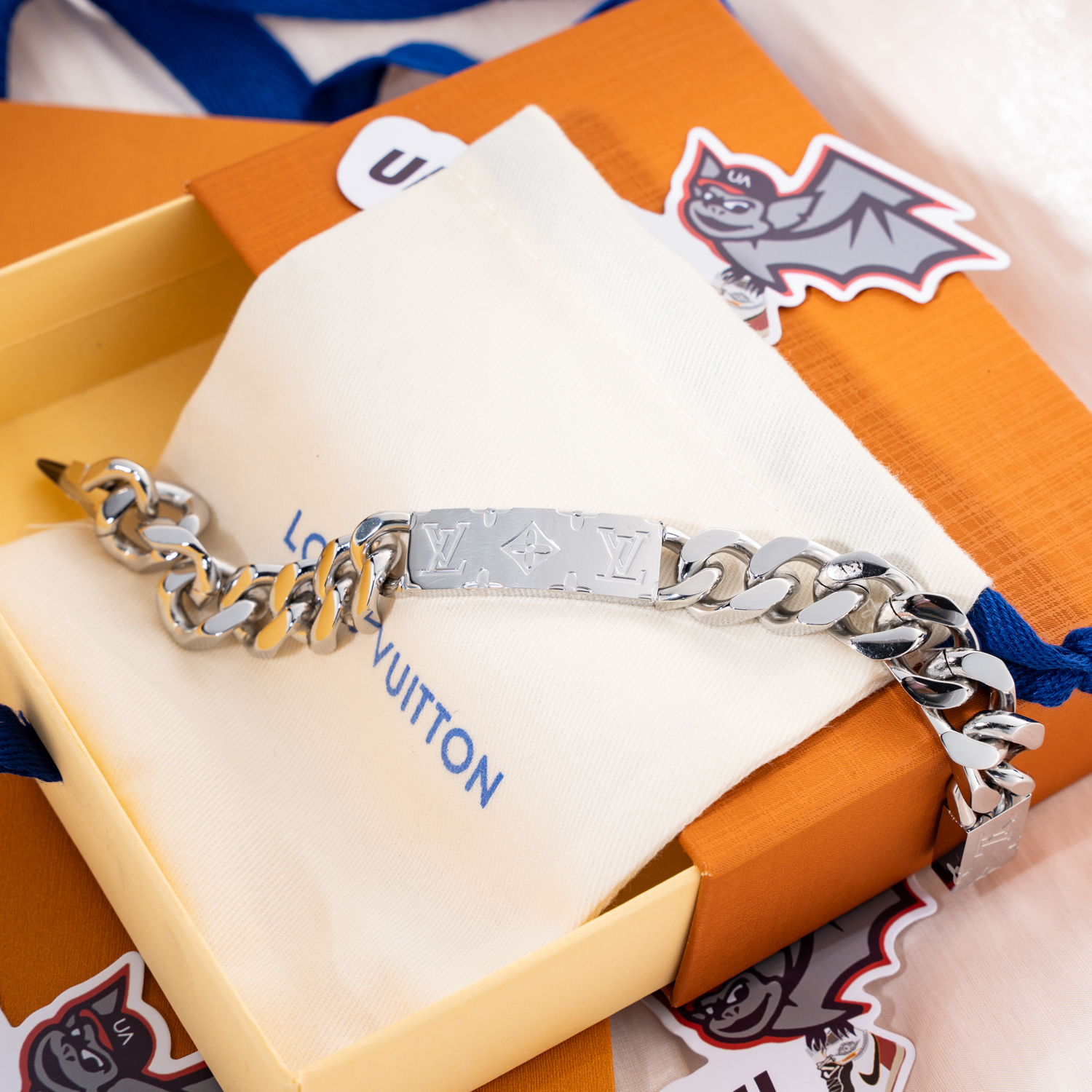 l0*is V*t0n bracelet