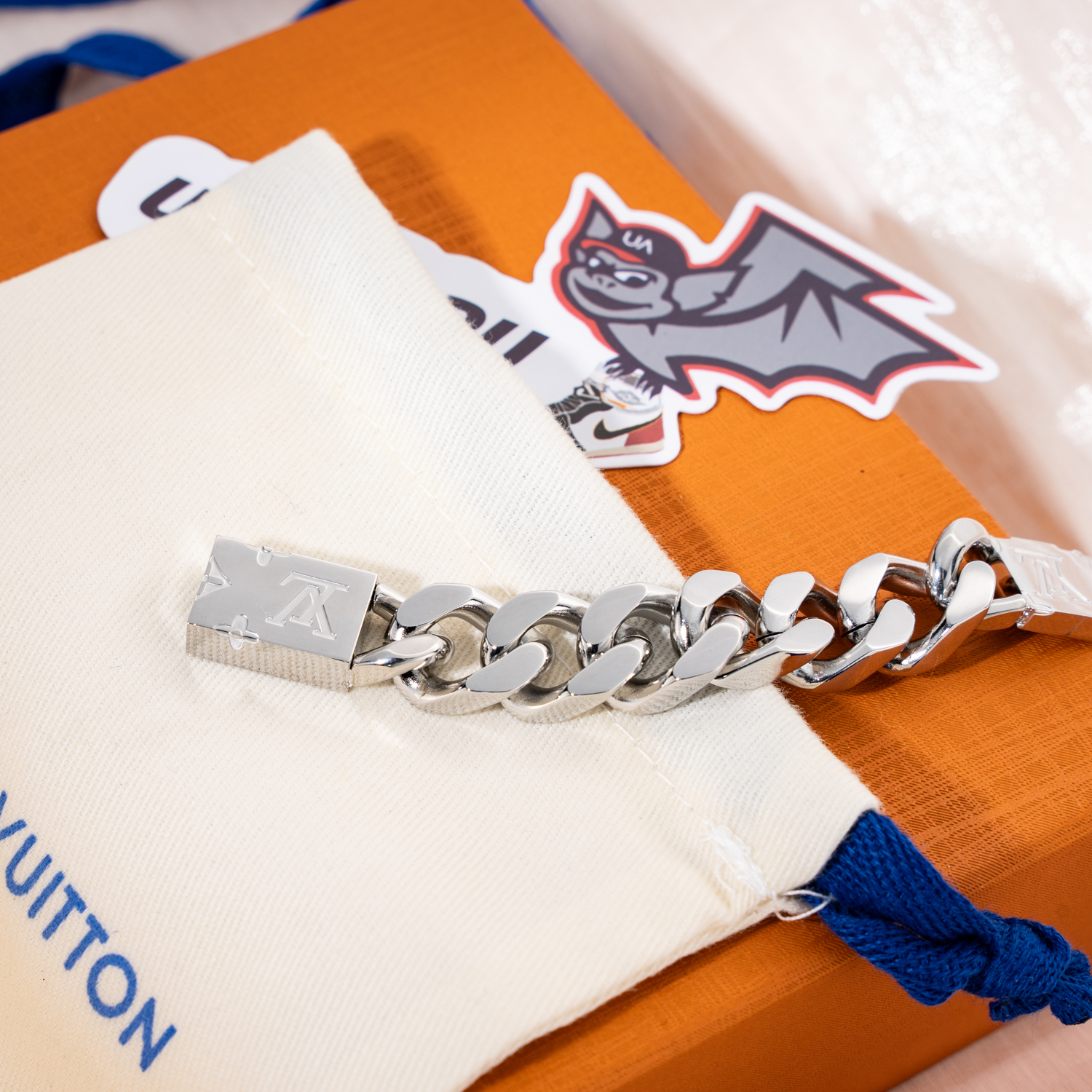 l0*is V*t0n bracelet