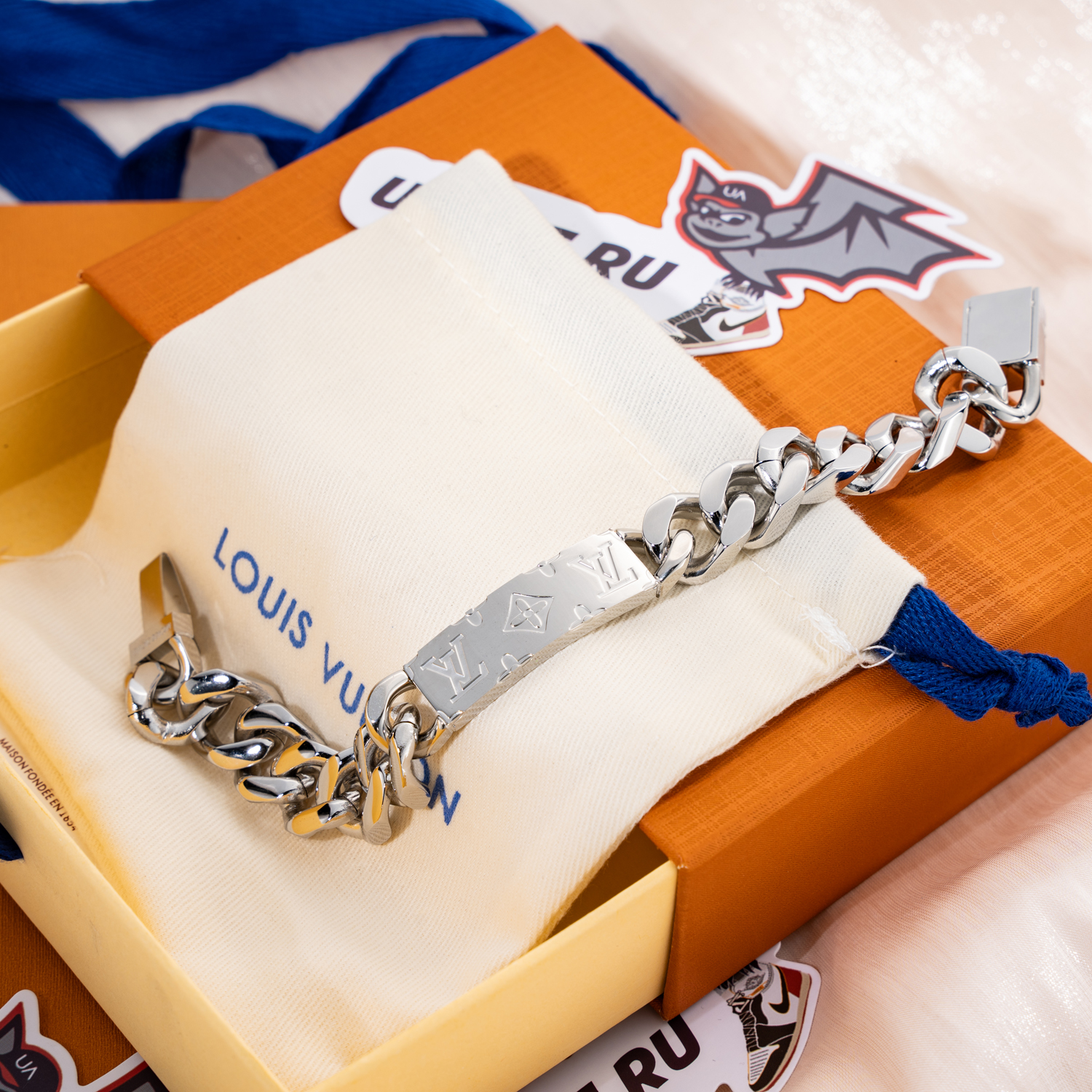 l0*is V*t0n bracelet