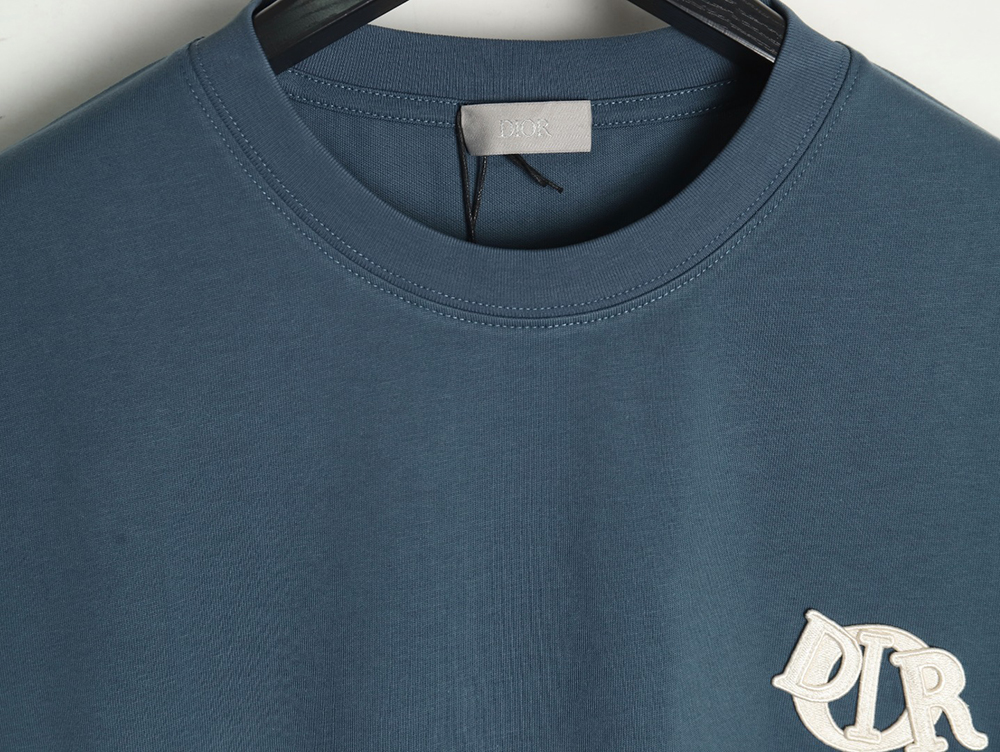 D*or four-color embroidered chapter letter t-shirt tsk2